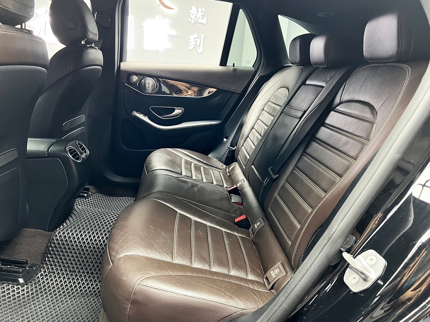 🔥2016 X253 BENZ GLC300 4Matic 黑頂棚 柏林之音 冷熱通風椅 Nappa皮椅 自動停車 🔥(247)【阿龍中古車 0968-691-205】★父親節特惠好禮雙重奏✔️饗食天堂餐券4張+✔️開運888紅包★  第3張相片