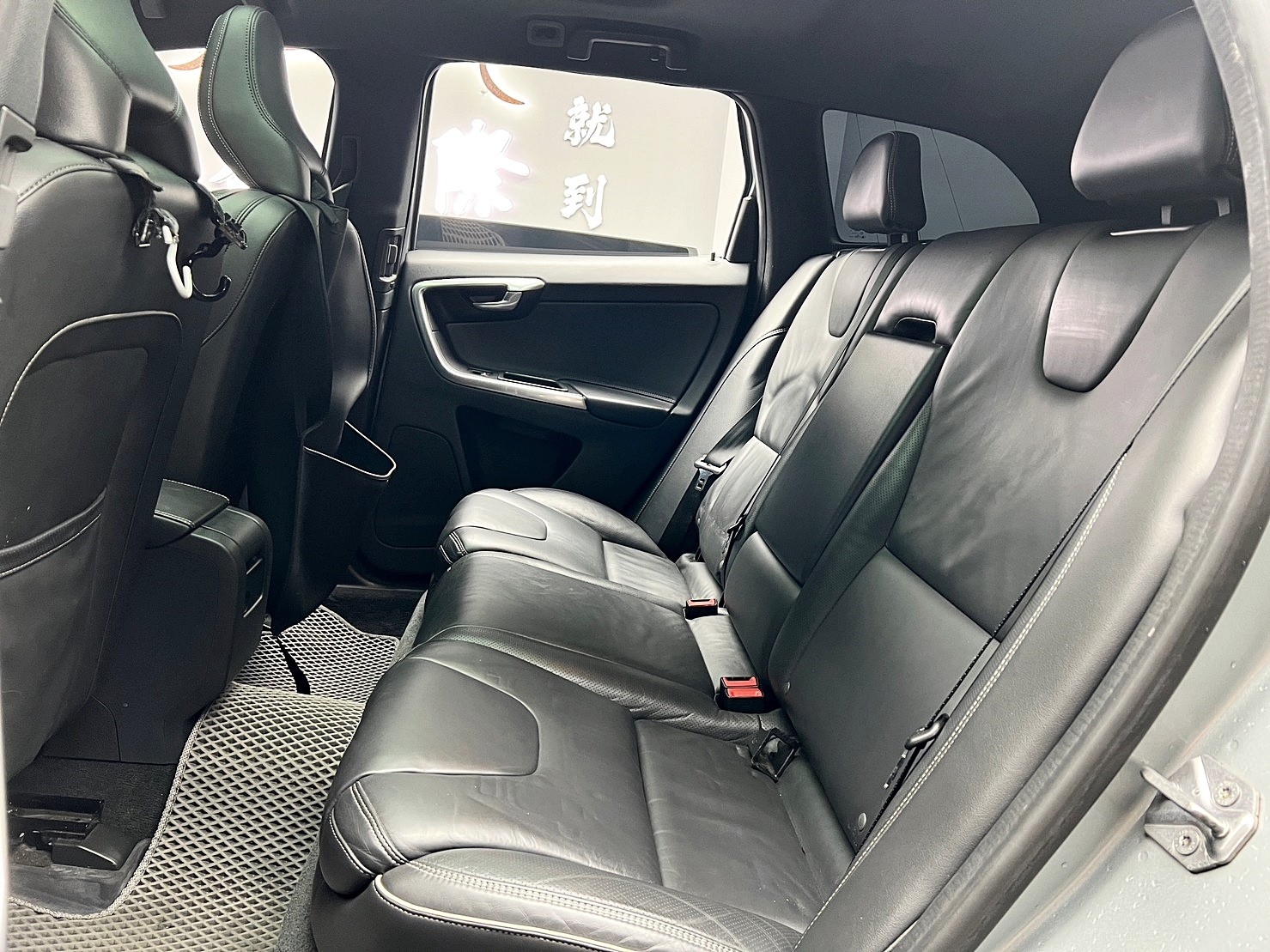 🔥2015 Volvo XC60 T5 R Design ACC跟車 HK音響 20吋鋁圈 全景天窗 電尾門 🔥(208)【阿龍中古車 0968-691-205】★父親節特惠好禮雙重奏✔️饗食天堂餐券4張+✔️開運888紅包★  第2張相片