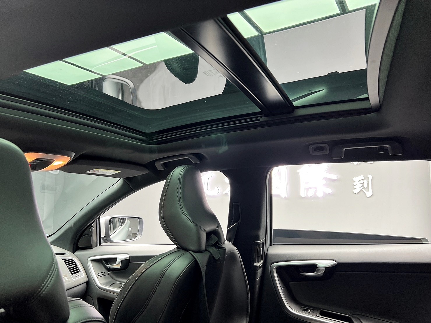 🔥2015 Volvo XC60 T5 R Design ACC跟車 HK音響 20吋鋁圈 全景天窗 電尾門 🔥(208)【阿龍中古車 0968-691-205】★父親節特惠好禮雙重奏✔️饗食天堂餐券4張+✔️開運888紅包★  第3張相片