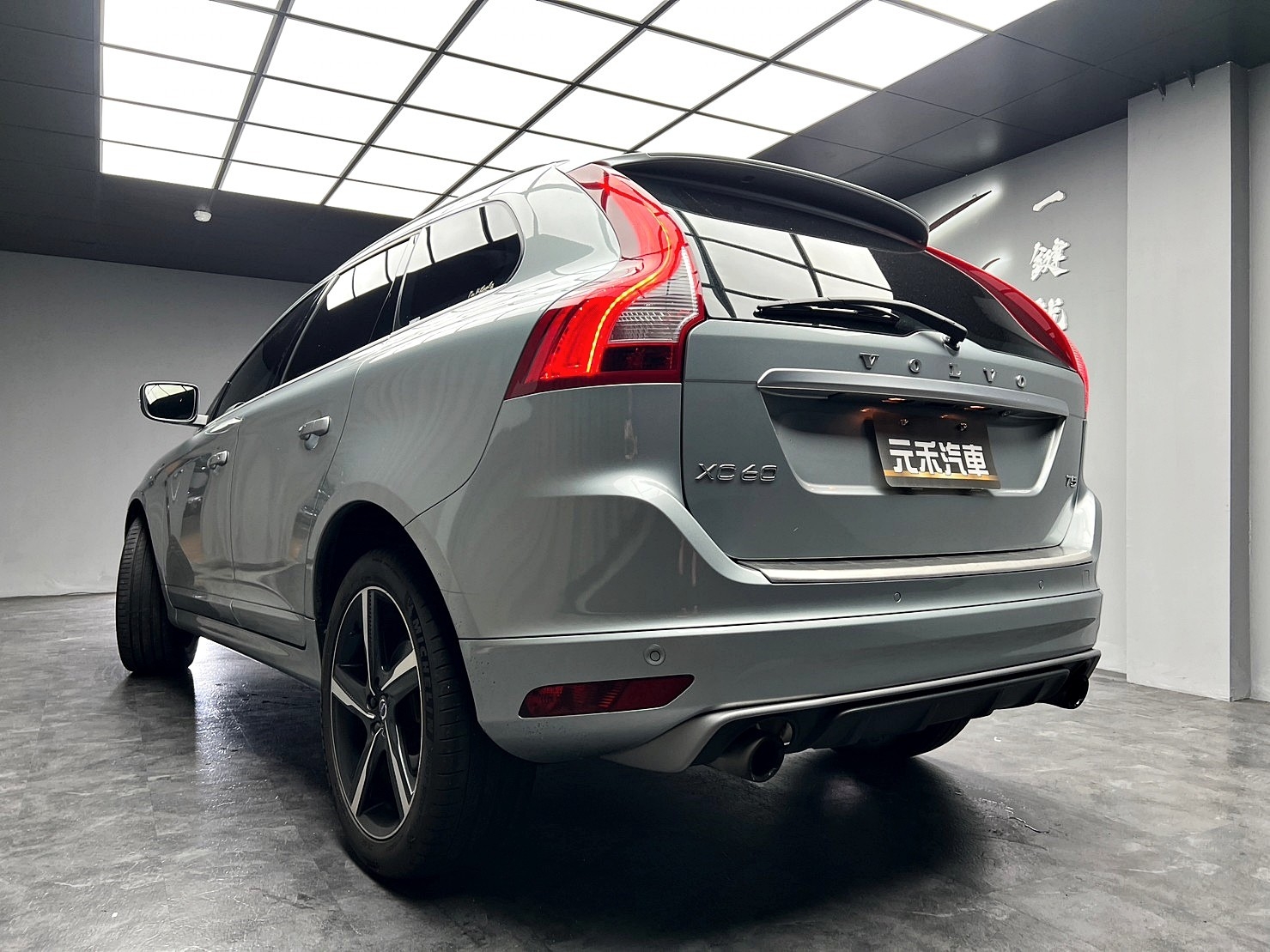🔥2015 Volvo XC60 T5 R Design ACC跟車 HK音響 20吋鋁圈 全景天窗 電尾門 🔥(208)【阿龍中古車 0968-691-205】★父親節特惠好禮雙重奏✔️饗食天堂餐券4張+✔️開運888紅包★  第9張相片