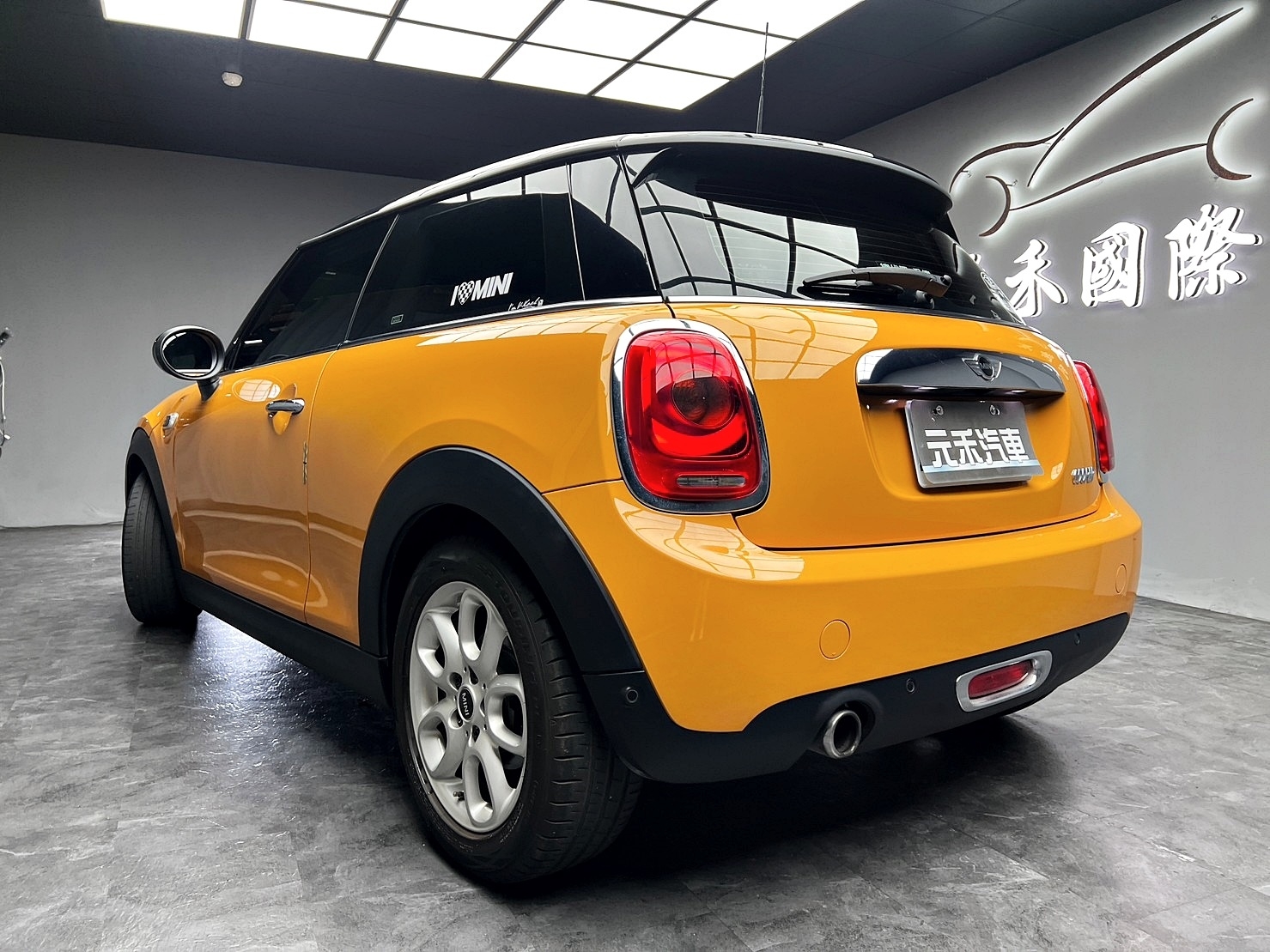 🔥2015 F56 Mini Hatch Cooper 三門 大黃蜂 配色 🔥(026)【阿龍中古車 0968-691-205】★父親節特惠好禮雙重奏✔️饗食天堂餐券4張+✔️開運888紅包★  第2張相片