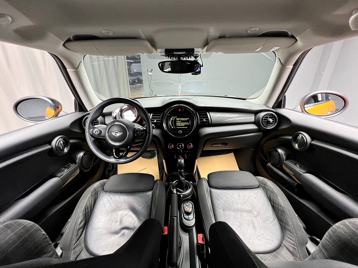 🔥2015 F56 Mini Hatch Cooper 三門 大黃蜂 配色 🔥(026)【阿龍中古車 0968-691-205】★父親節特惠好禮雙重奏✔️饗食天堂餐券4張+✔️開運888紅包★  第4張相片