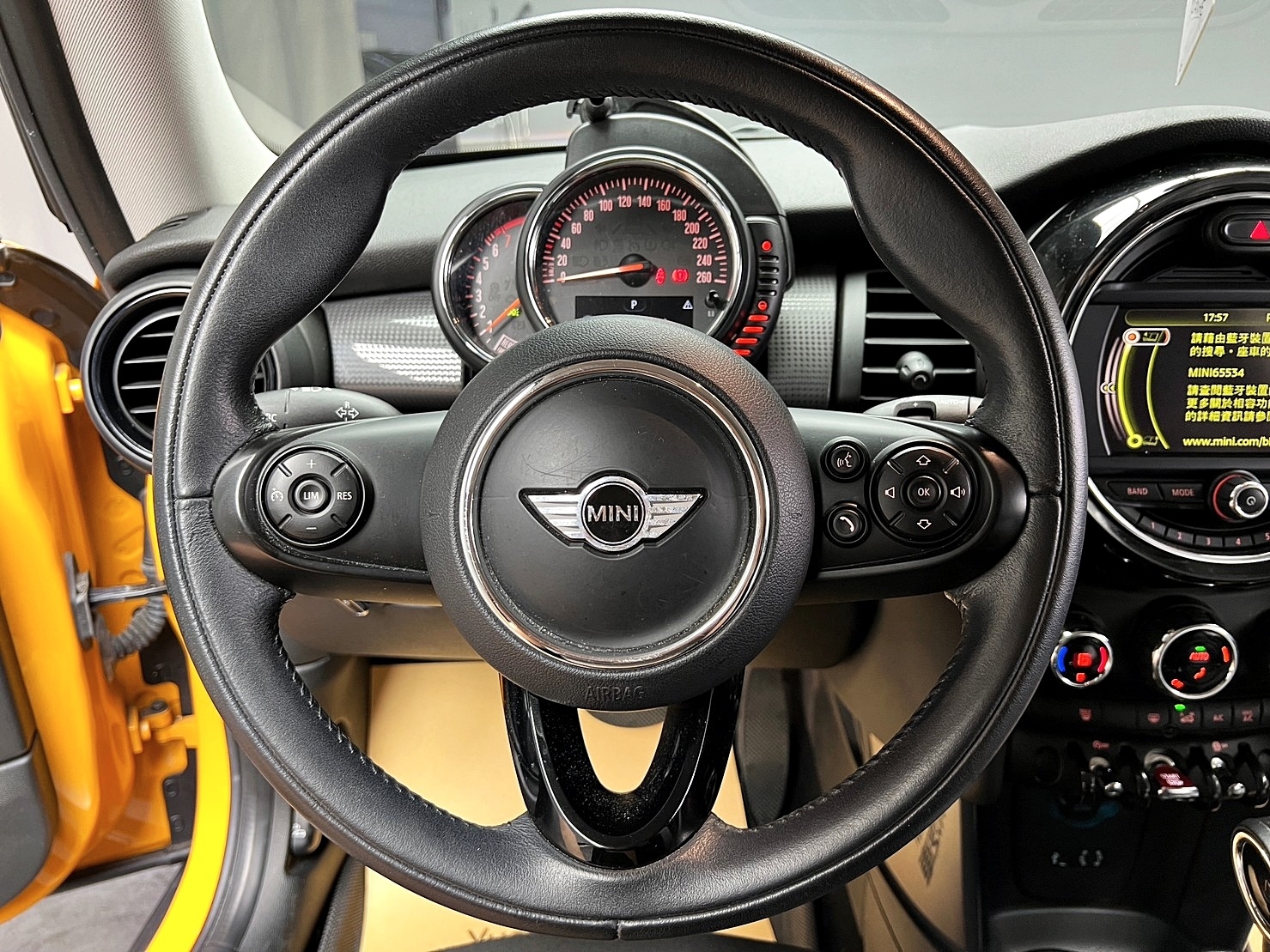 🔥2015 F56 Mini Hatch Cooper 三門 大黃蜂 配色 🔥(026)【阿龍中古車 0968-691-205】★父親節特惠好禮雙重奏✔️饗食天堂餐券4張+✔️開運888紅包★  第7張相片