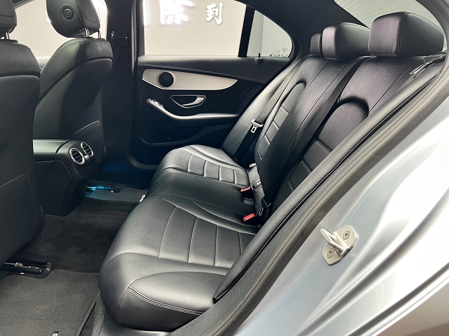 🔥2014 W205 C250 AMG 消光白 雙魚眼頭燈 平把方向盤 電尾門 氣氛燈 跑少 🔥(068)【阿龍中古車 0968-691-205】★父親節特惠好禮雙重奏✔️饗食天堂餐券4張+✔️開運888紅包★  第2張相片