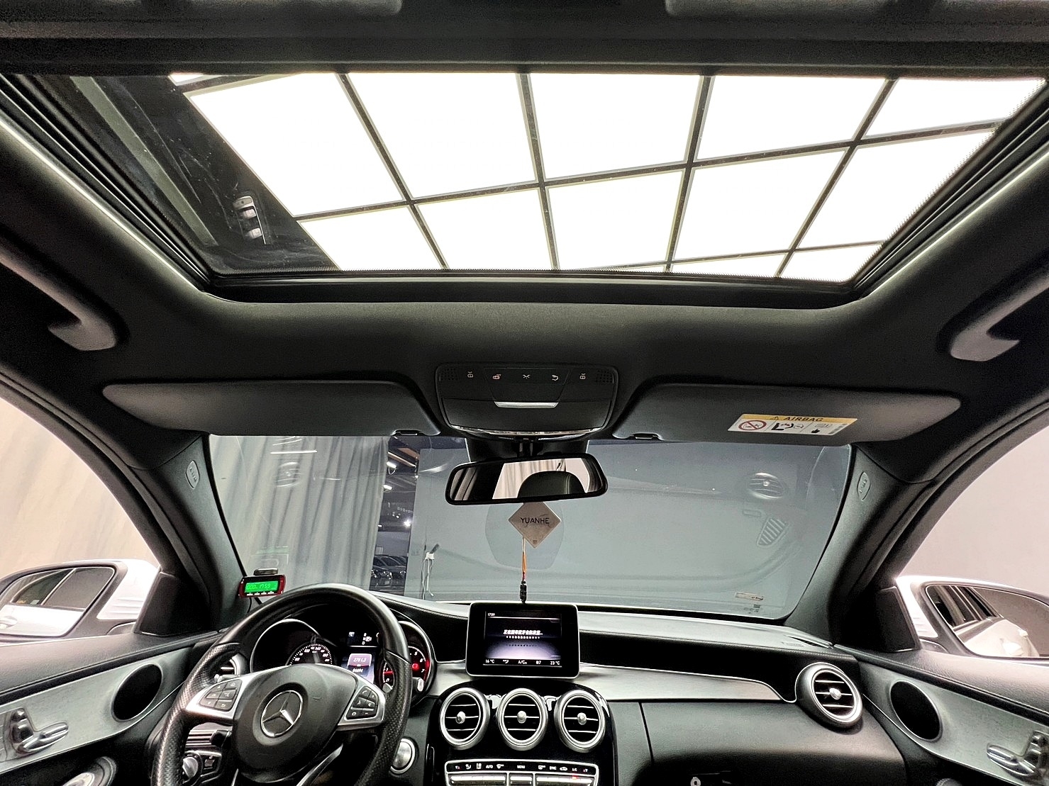 🔥2014 W205 C250 AMG 消光白 雙魚眼頭燈 平把方向盤 電尾門 氣氛燈 跑少 🔥(068)【阿龍中古車 0968-691-205】★父親節特惠好禮雙重奏✔️饗食天堂餐券4張+✔️開運888紅包★  第4張相片