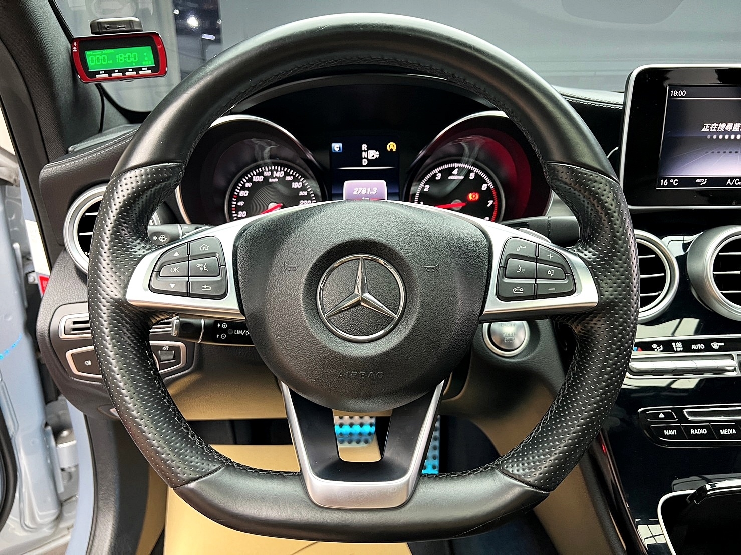 🔥2014 W205 C250 AMG 消光白 雙魚眼頭燈 平把方向盤 電尾門 氣氛燈 跑少 🔥(068)【阿龍中古車 0968-691-205】★父親節特惠好禮雙重奏✔️饗食天堂餐券4張+✔️開運888紅包★  第5張相片