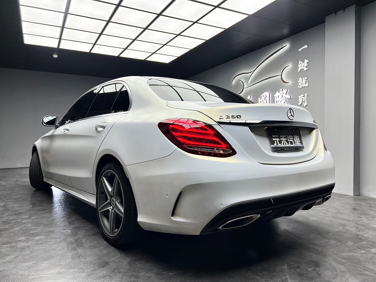 🔥2014 W205 C250 AMG 消光白 雙魚眼頭燈 平把方向盤 電尾門 氣氛燈 跑少 🔥(068)【阿龍中古車 0968-691-205】★父親節特惠好禮雙重奏✔️饗食天堂餐券4張+✔️開運888紅包★  第9張相片