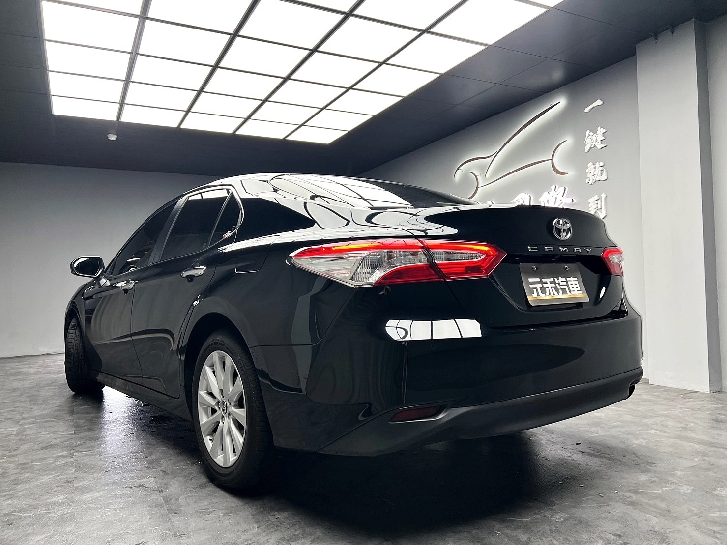 🔥2020 冠美麗 Camry 豪華版 ACC跟車 新車保固 🔥(036)【 阿龍中古車 0968-691-205】★父親節特惠好禮雙重奏✔️饗食天堂餐券4張+✔️開運888紅包★  第9張相片