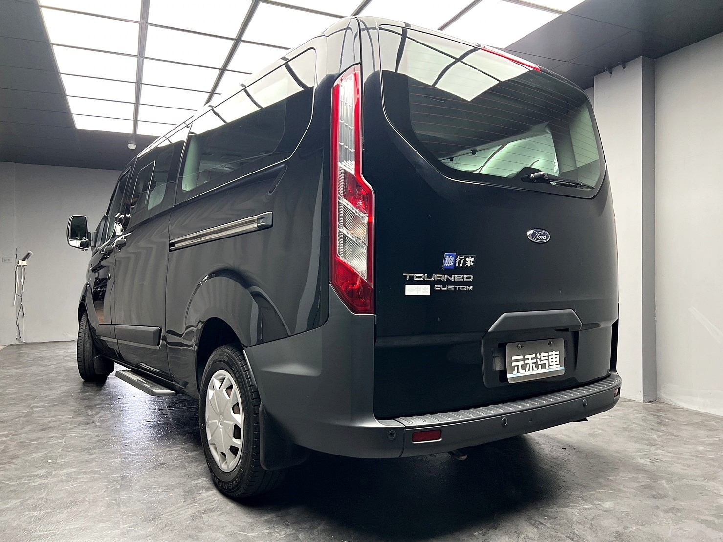 🔥2017 福特 旅行家 Tourneo Custom 柴油 九人座 廂型車 🔥(021)【 阿龍中古車 0968-691-205】★父親節特惠好禮雙重奏✔️饗食天堂餐券4張+✔️開運888紅包★  第9張相片