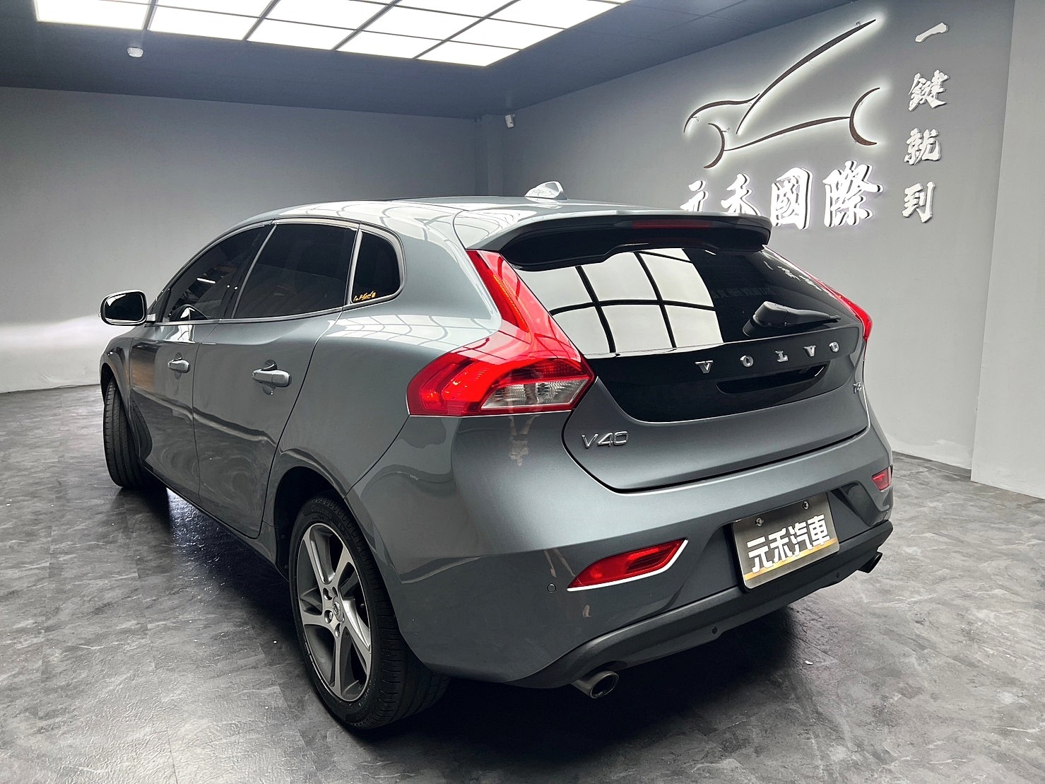 🔥2018式 Volvo V40 T3 安全旗艦版 ACC跟車 全景天窗 HK音響 低里程 進口 掀背 🔥(014)【 阿龍中古車 0968-691-205】★父親節特惠倒數中✔️饗食天堂餐券4張+✔️開運888紅包★  第2張相片
