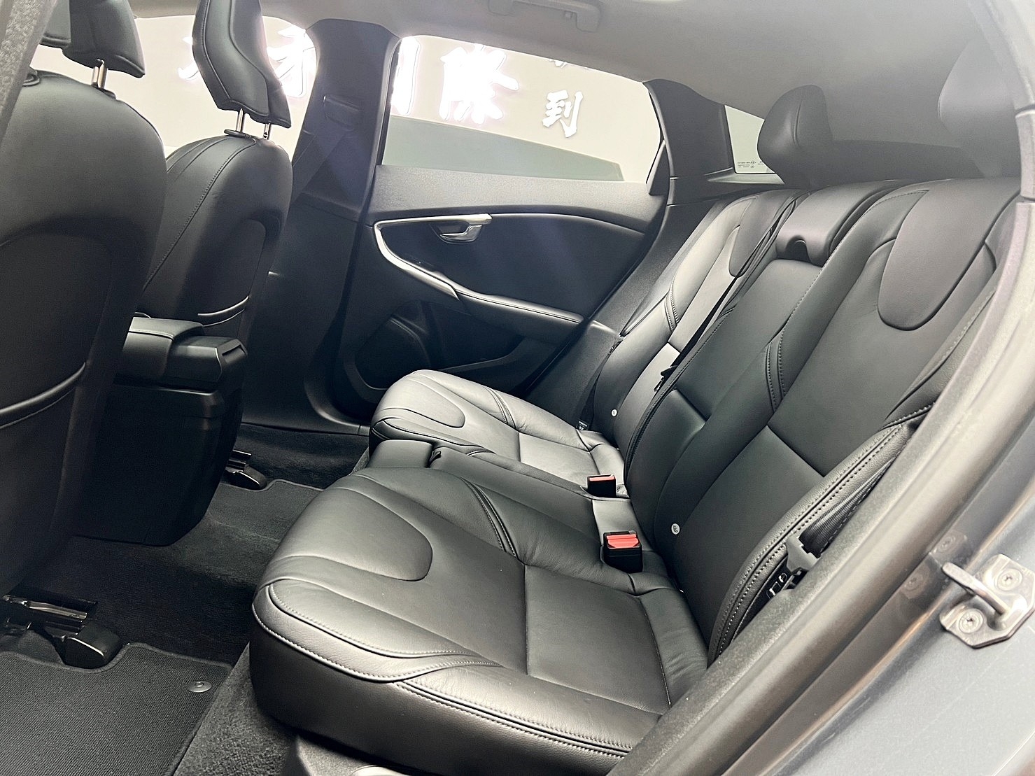 🔥2018式 Volvo V40 T3 安全旗艦版 ACC跟車 全景天窗 HK音響 低里程 進口 掀背 🔥(014)【 阿龍中古車 0968-691-205】★父親節特惠倒數中✔️饗食天堂餐券4張+✔️開運888紅包★  第3張相片