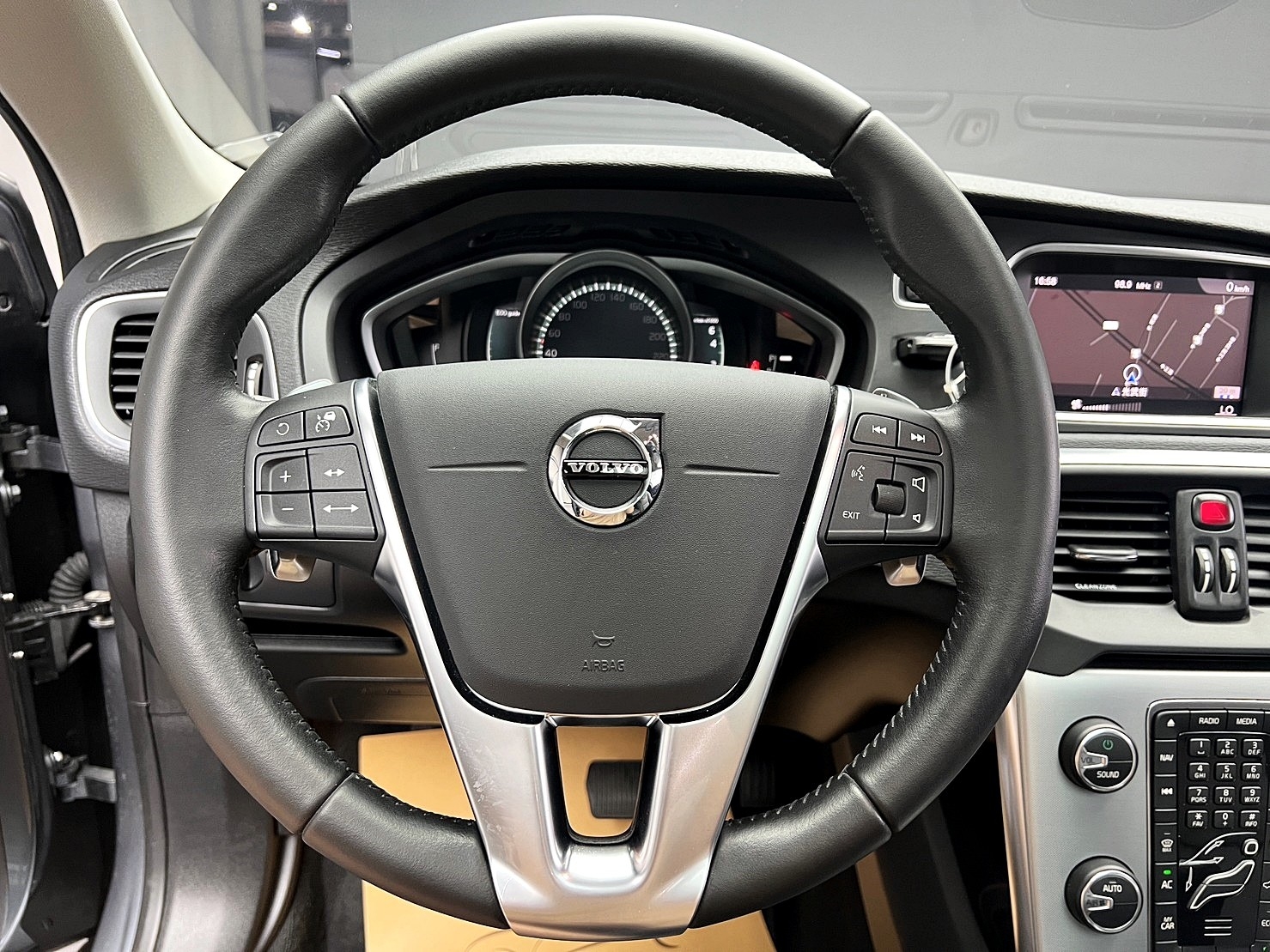 🔥2018式 Volvo V40 T3 安全旗艦版 ACC跟車 全景天窗 HK音響 低里程 進口 掀背 🔥(014)【 阿龍中古車 0968-691-205】★父親節特惠倒數中✔️饗食天堂餐券4張+✔️開運888紅包★  第5張相片