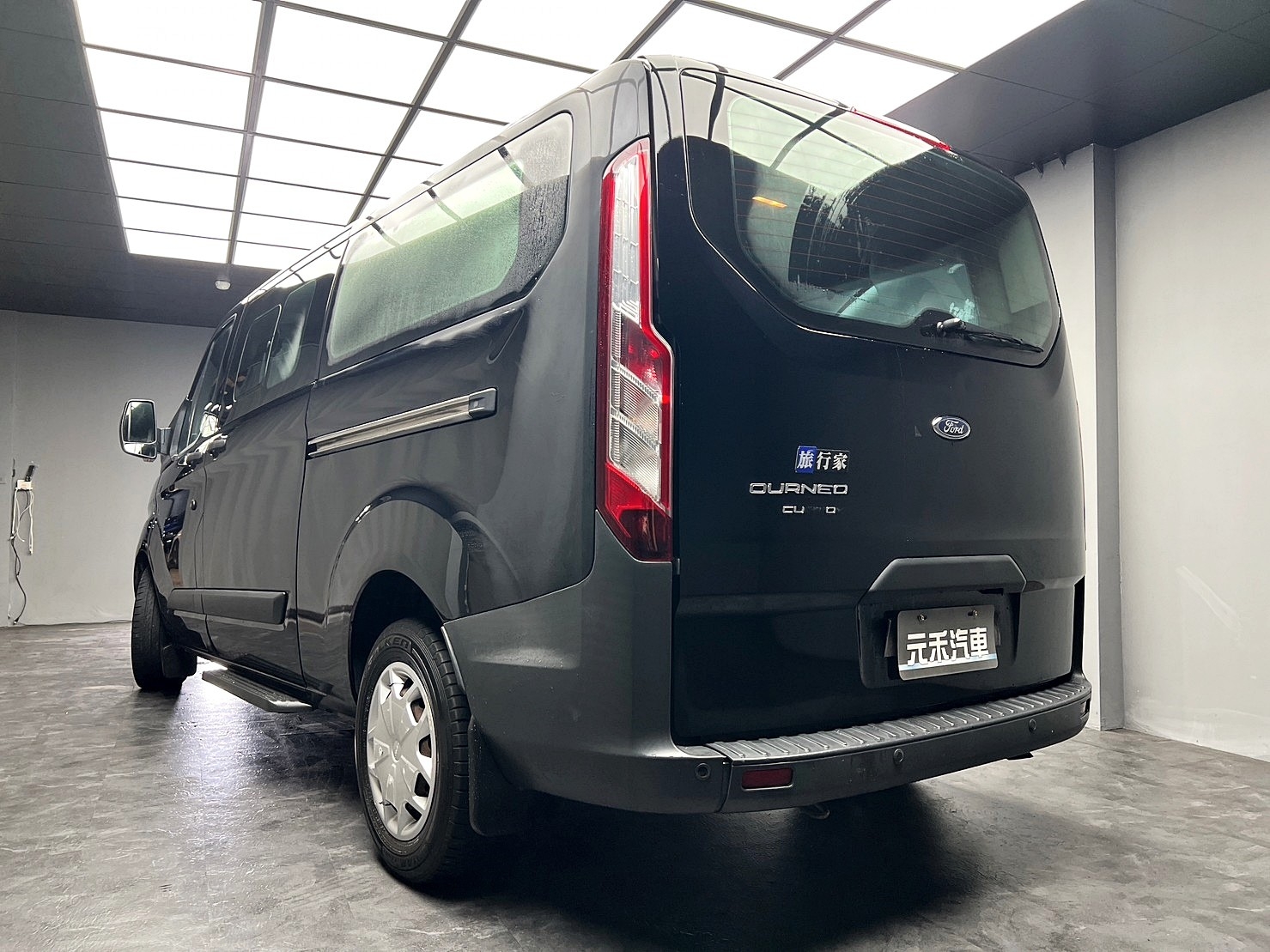🔥2017 福特 旅行家 Tourneo Custom 尊爵型 柴油 九人座 廂型休旅 商用車 🔥(212)【 阿龍中古車 0968-691-205】  第2張相片
