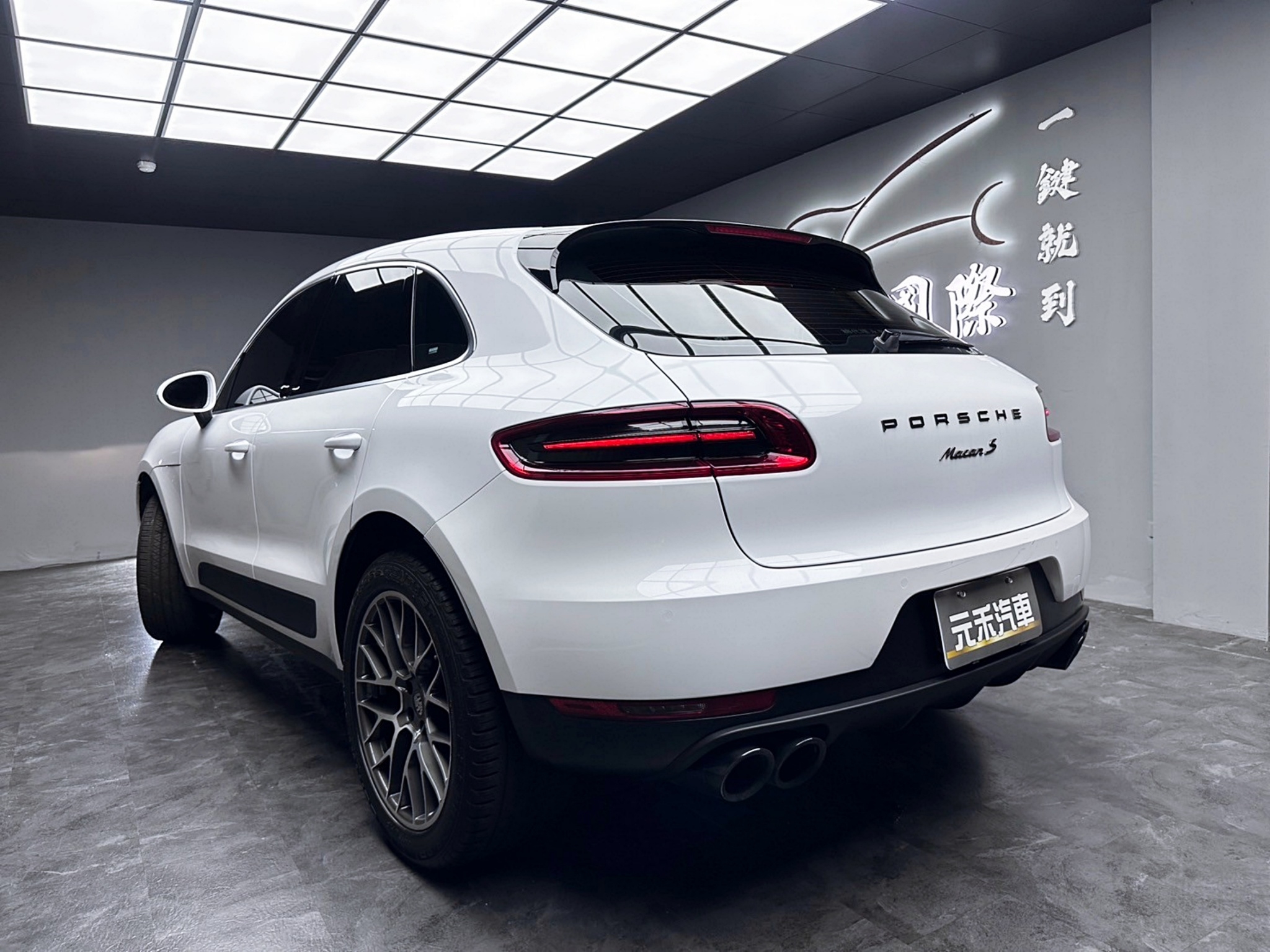 🔥2018式 保時捷 馬肯 Porsche Macan Lite Package 全車珍珠白貼膜 跑車計時套件 雙14項電動椅 🔥(163)【 阿龍中古車 0968-691-205】元禾國際 新北最大車庫 實車實價 認證車  第2張相片