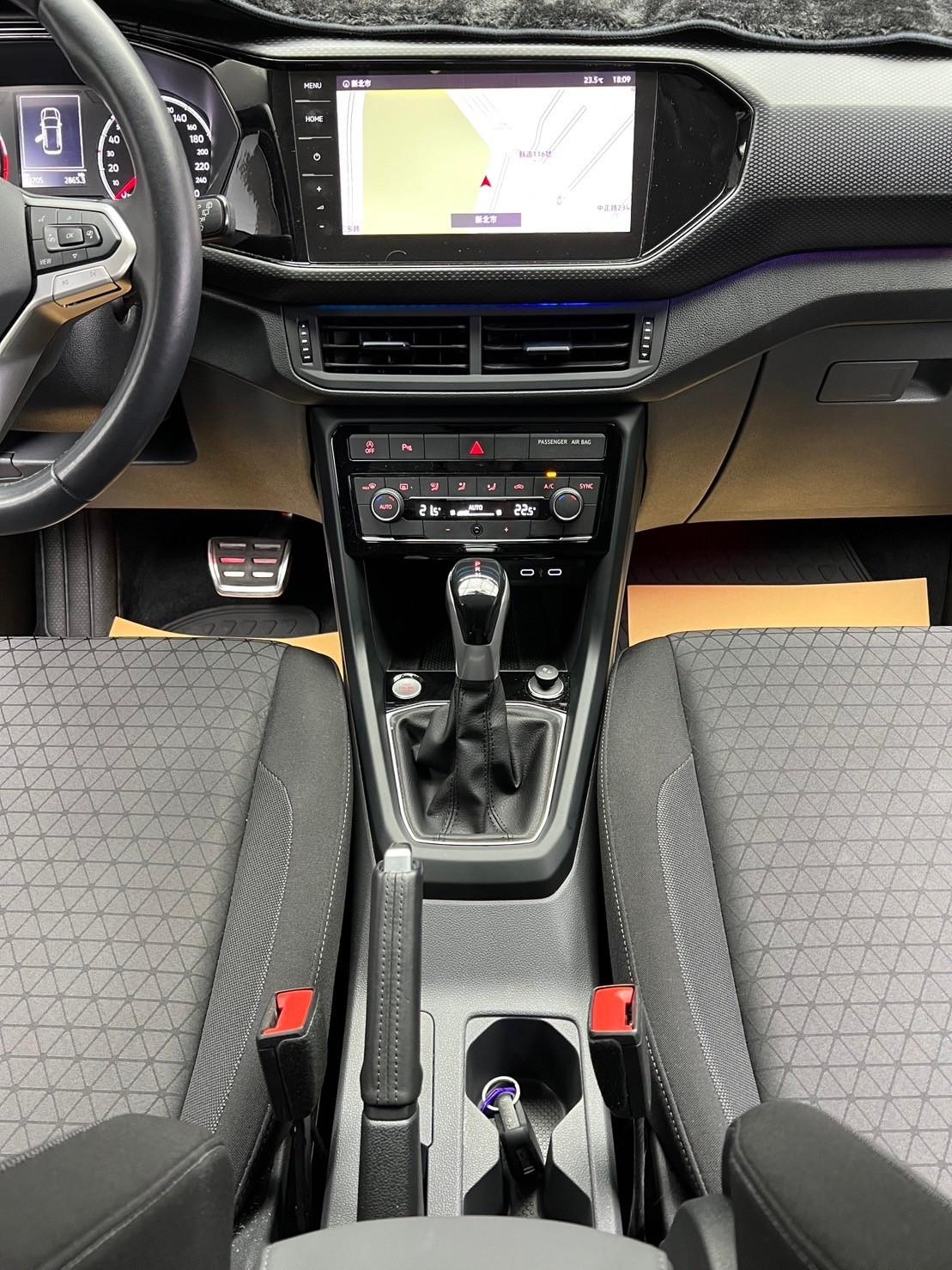 🔥2021 VW TCross ACC跟車 氣氛燈 無線充電座 🔥(094)【 阿龍中古車 0968-691-205】元禾國際 新北最大車庫 實車實價 認證車  第4張相片