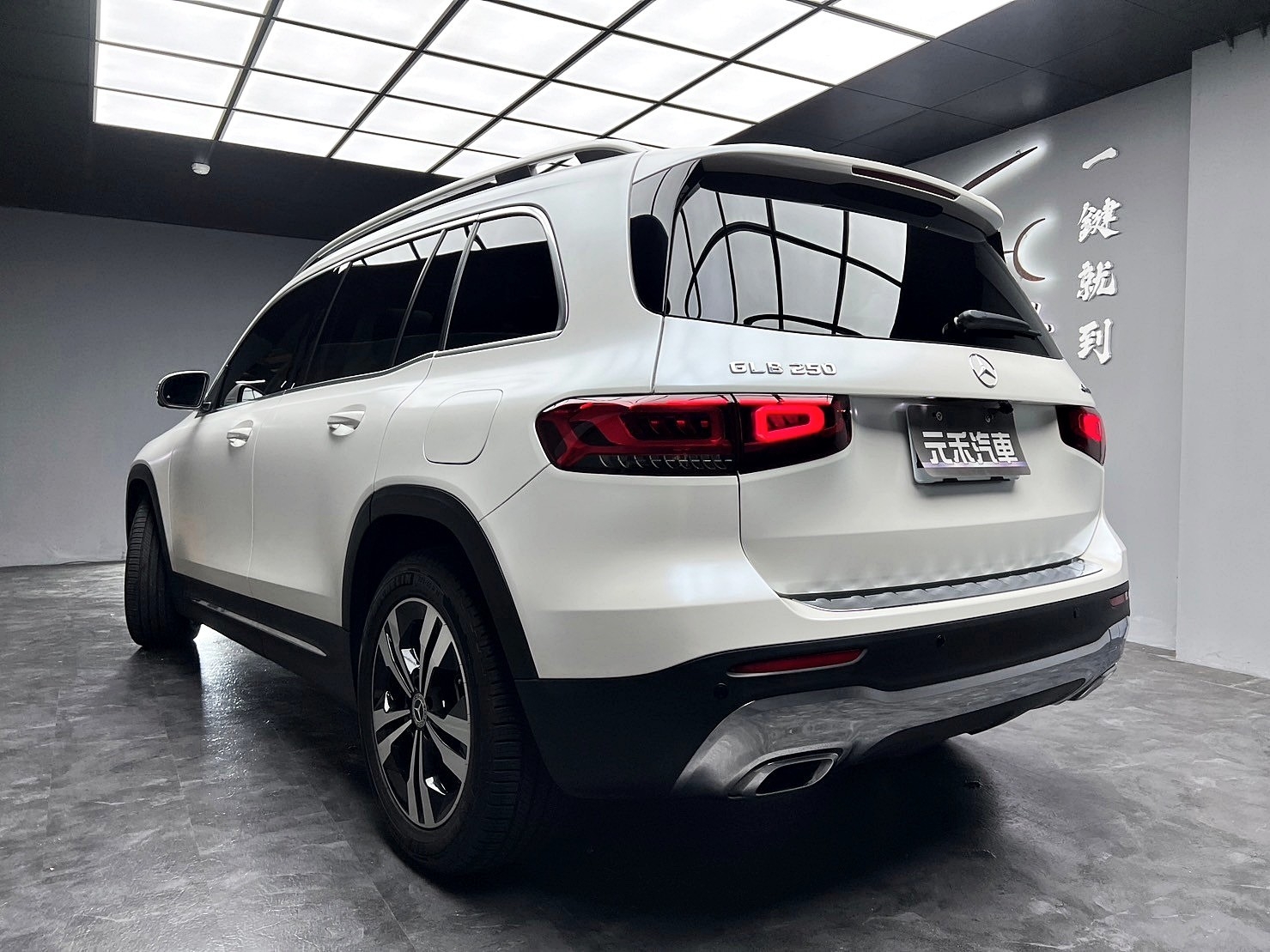 🔥2020 X247 Benz GLB250 4Matic 消光白貼膜 虛擬座艙 全景天窗 跟車 環景 氛圍燈 迎賓燈 直瀑式造型水箱 自動停車🔥(009【 阿龍中古車 0968-691-205】元禾國際 新北最大車庫 實車實價 認證車  第2張相片