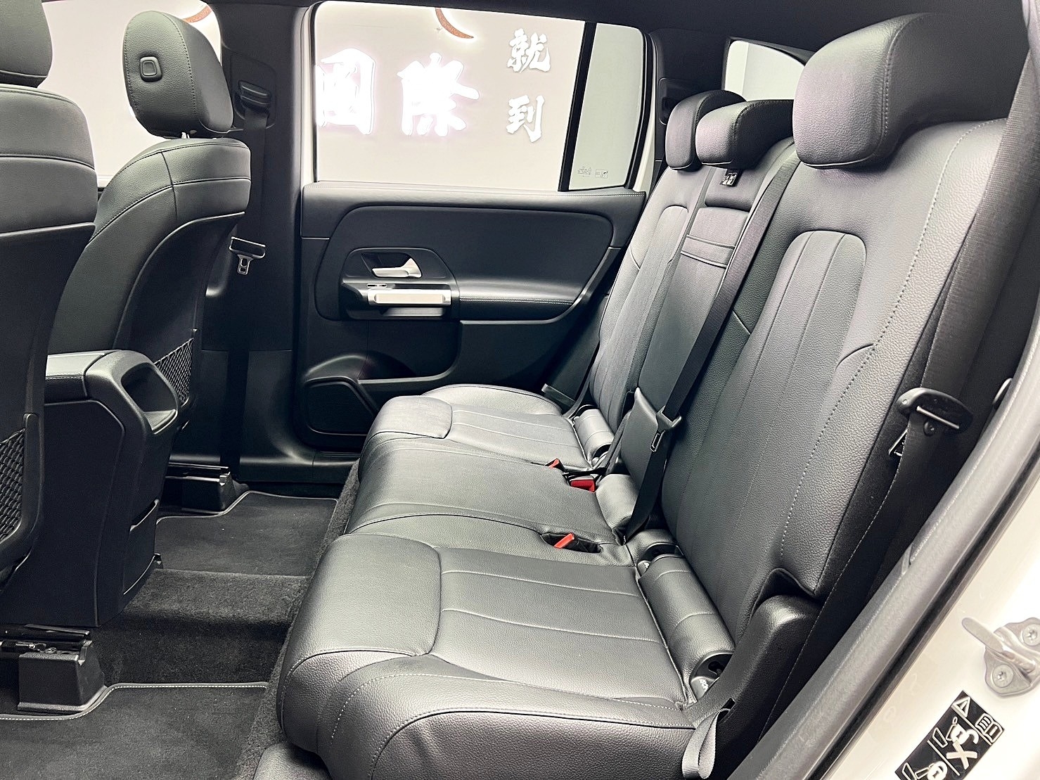 🔥2020 X247 Benz GLB250 4Matic 消光白貼膜 虛擬座艙 全景天窗 跟車 環景 氛圍燈 迎賓燈 直瀑式造型水箱 自動停車🔥(009【 阿龍中古車 0968-691-205】元禾國際 新北最大車庫 實車實價 認證車  第3張相片