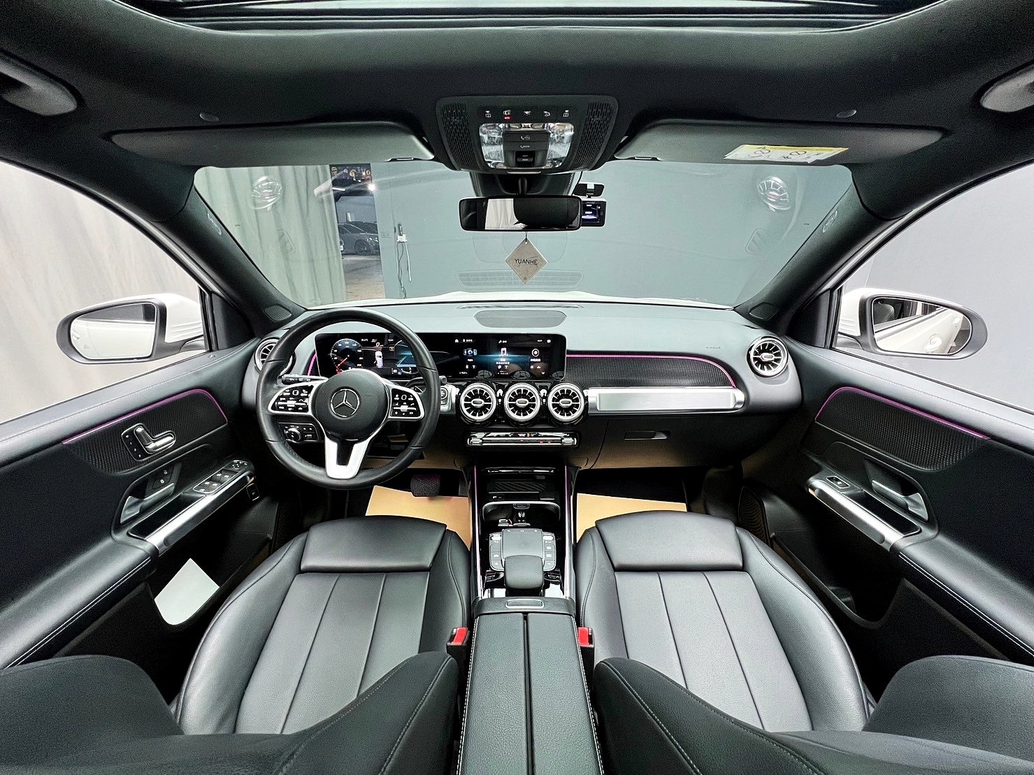 🔥2020 X247 Benz GLB250 4Matic 消光白貼膜 虛擬座艙 全景天窗 跟車 環景 氛圍燈 迎賓燈 直瀑式造型水箱 自動停車🔥(009【 阿龍中古車 0968-691-205】元禾國際 新北最大車庫 實車實價 認證車  第4張相片