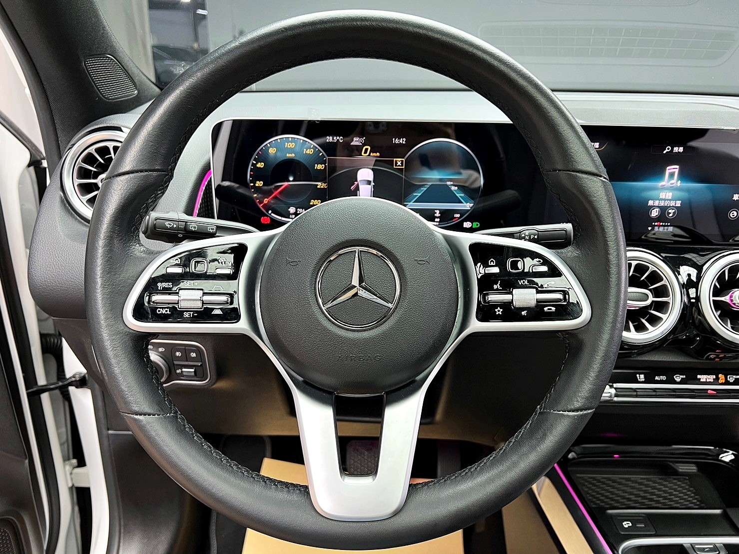 🔥2020 X247 Benz GLB250 4Matic 消光白貼膜 虛擬座艙 全景天窗 跟車 環景 氛圍燈 迎賓燈 直瀑式造型水箱 自動停車🔥(009【 阿龍中古車 0968-691-205】元禾國際 新北最大車庫 實車實價 認證車  第5張相片
