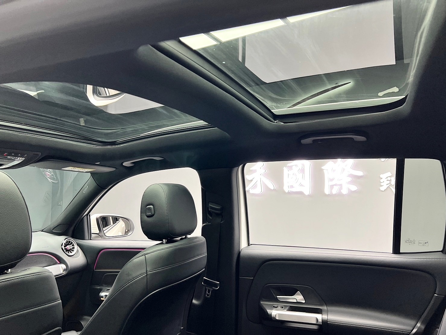 🔥2020 X247 Benz GLB250 4Matic 消光白貼膜 虛擬座艙 全景天窗 跟車 環景 氛圍燈 迎賓燈 直瀑式造型水箱 自動停車🔥(009【 阿龍中古車 0968-691-205】元禾國際 新北最大車庫 實車實價 認證車  第9張相片