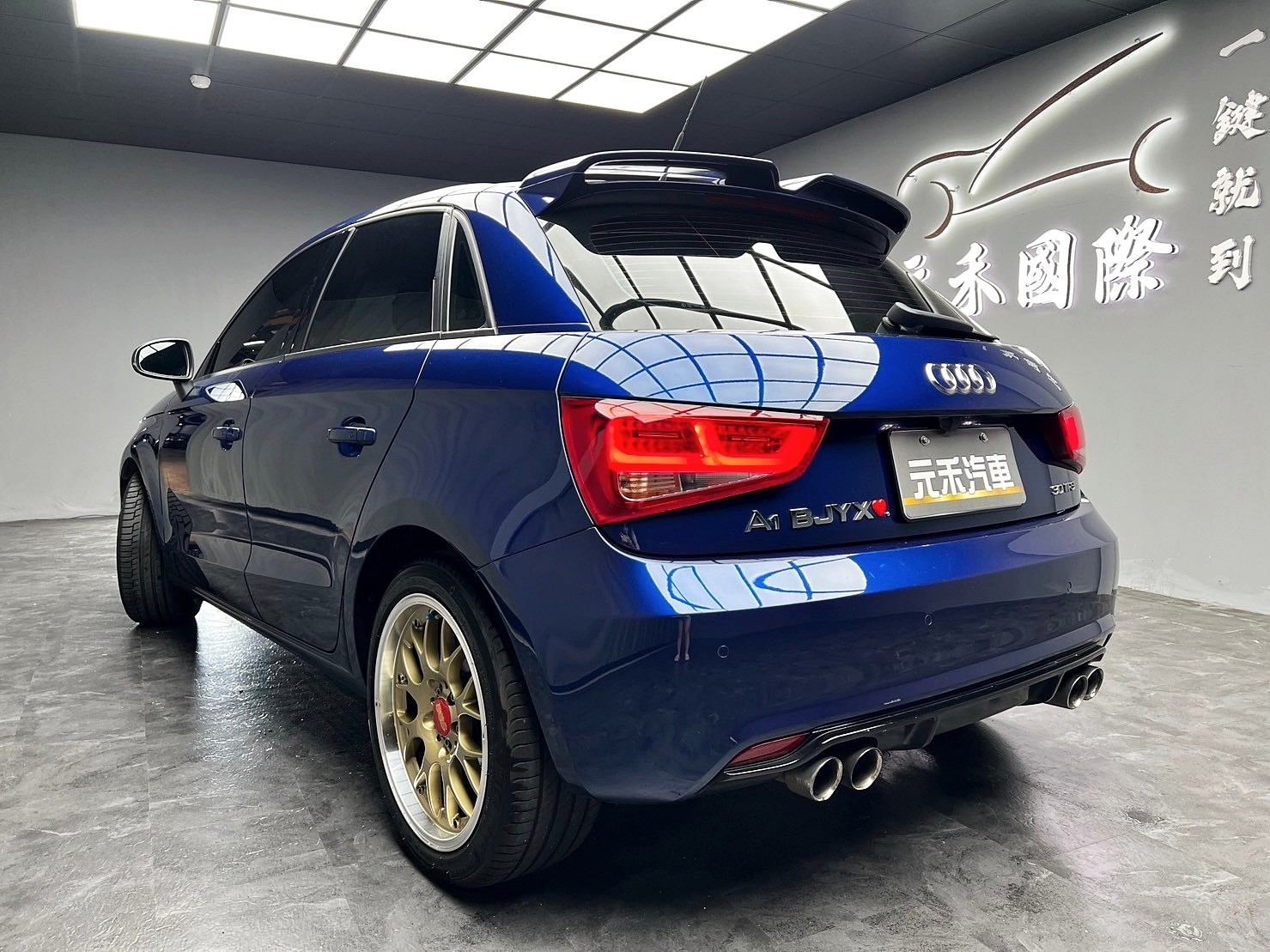 🔥2015式 A1 Sportback 30 TFSI 5門 升級 鋁圈 小尾翼點綴 四出尾管造型 尾翼 🔥(044)【 阿龍中古車 0968-691-205】元禾國際 新北最大車庫 實車實價 認證車  第2張相片