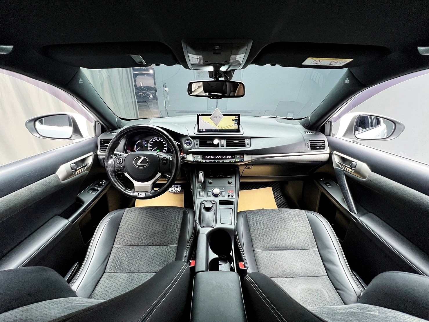 🔥2016 Lexus CT200h F-Sport 菁英版 油電 掀背 升級 安卓機 🔥(050)【 阿龍中古車 0968-691-205】元禾國際 新北最大車庫 實車實價 認證車  第3張相片