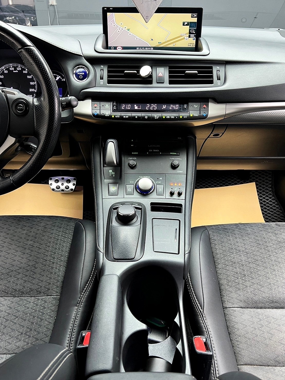🔥2016 Lexus CT200h F-Sport 菁英版 油電 掀背 升級 安卓機 🔥(050)【 阿龍中古車 0968-691-205】元禾國際 新北最大車庫 實車實價 認證車  第4張相片