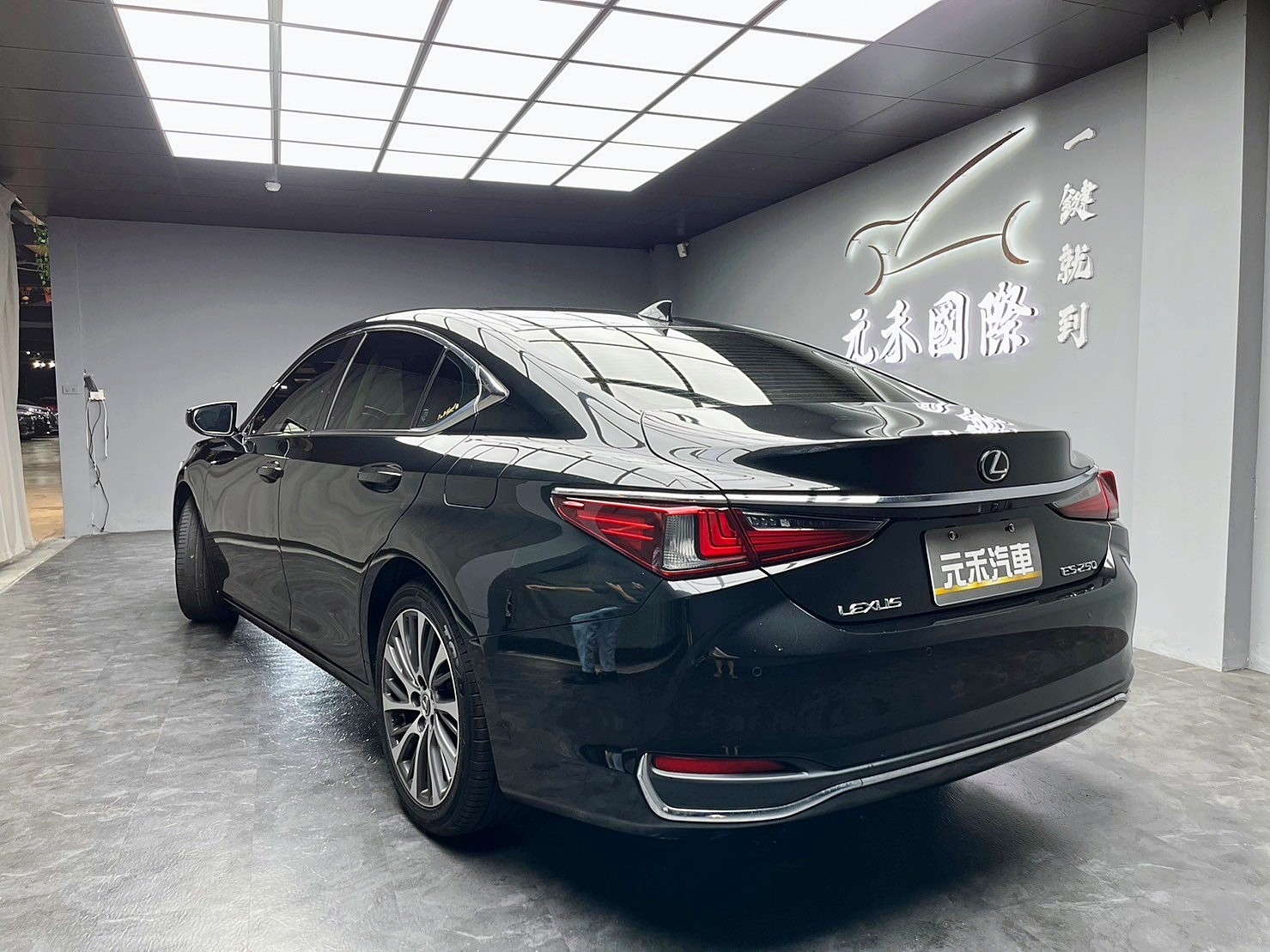 2019式 Lexus ES250 ACC跟車 盲點偵測 電動冷熱椅 新款直瀑式水箱 ❗️171【 阿龍中古車 0968-691-205】元禾國際 新北最大車庫 實車實價 認證車  第2張相片