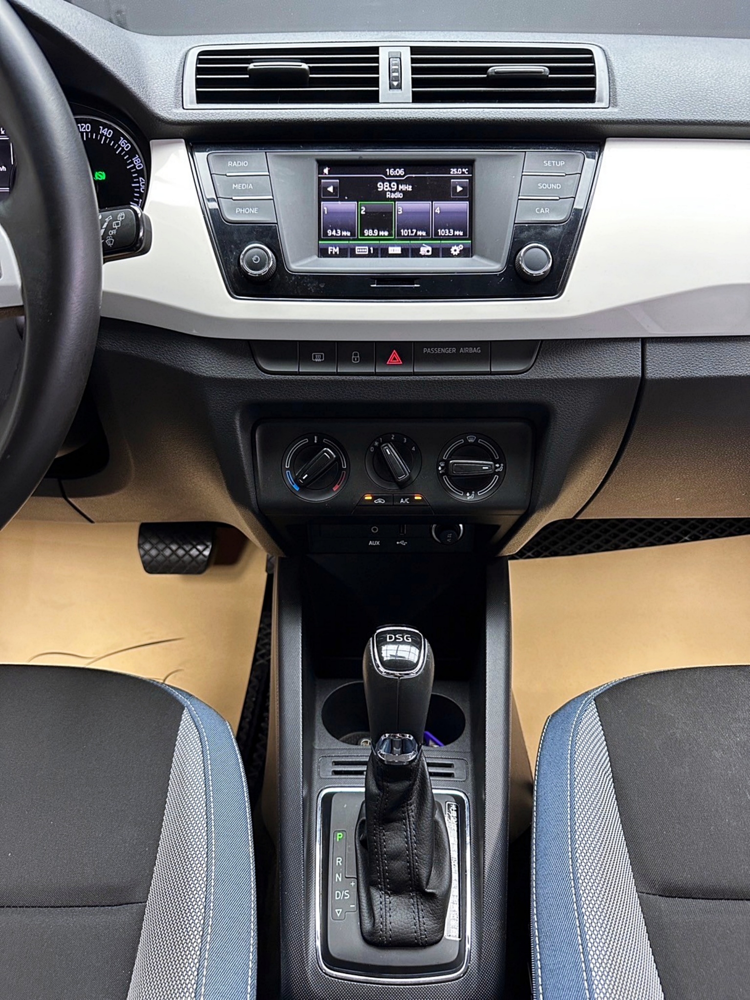 2015 Fabia (NEW) Style 超值5門經濟小掀背 ❗️(057)【 阿龍中古車 0968-691-205】元禾國際 新北最大車庫 實車實價 認證車  第4張相片