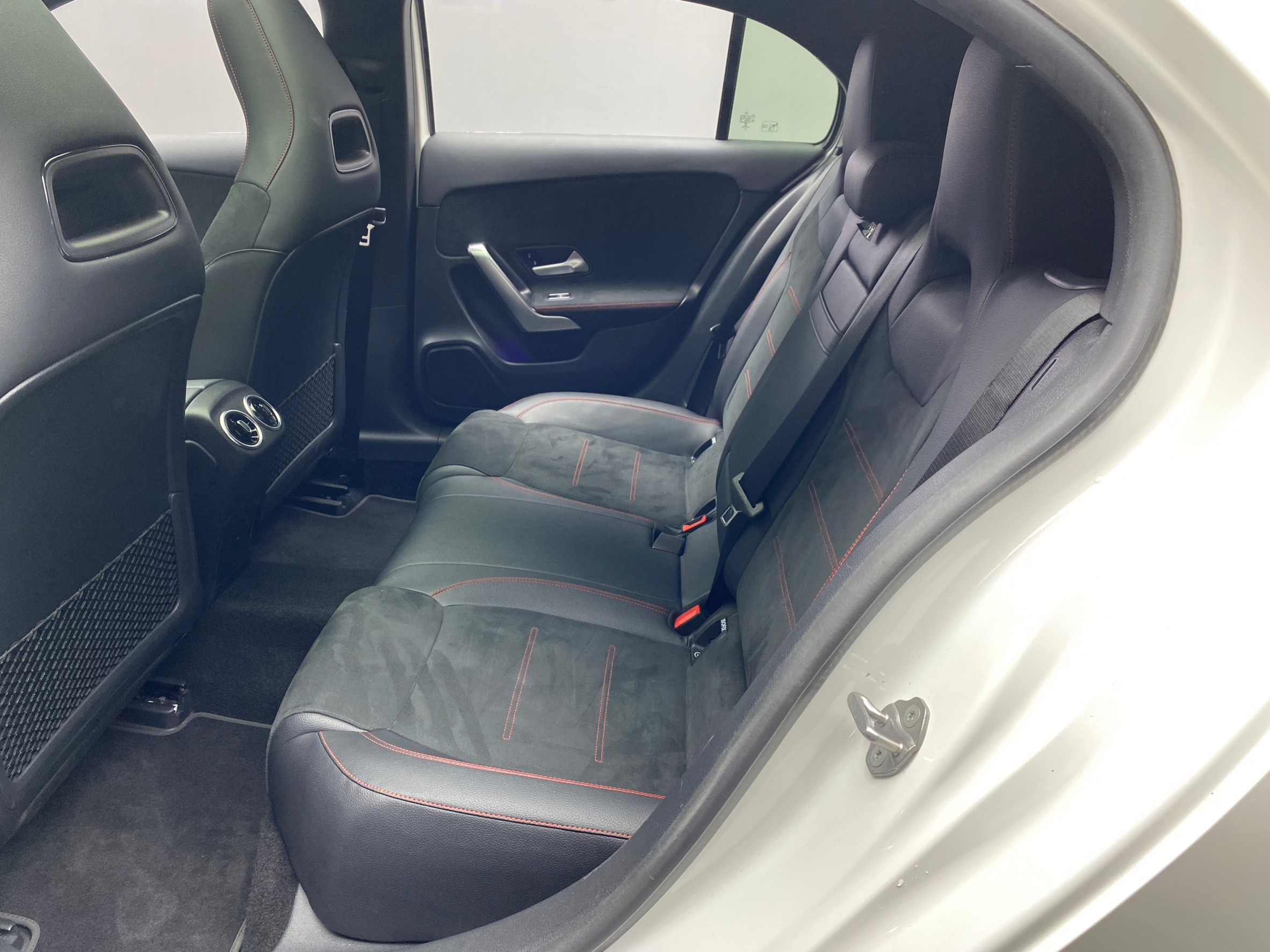 2021 A250 運動版 BENZ 四驅 掀背 AMG 外觀套件 電熱座椅 ❗️ (090)【 阿龍中古車 0968-691-205】元禾國際 新北最大車庫 實車實價 認證車  第2張相片