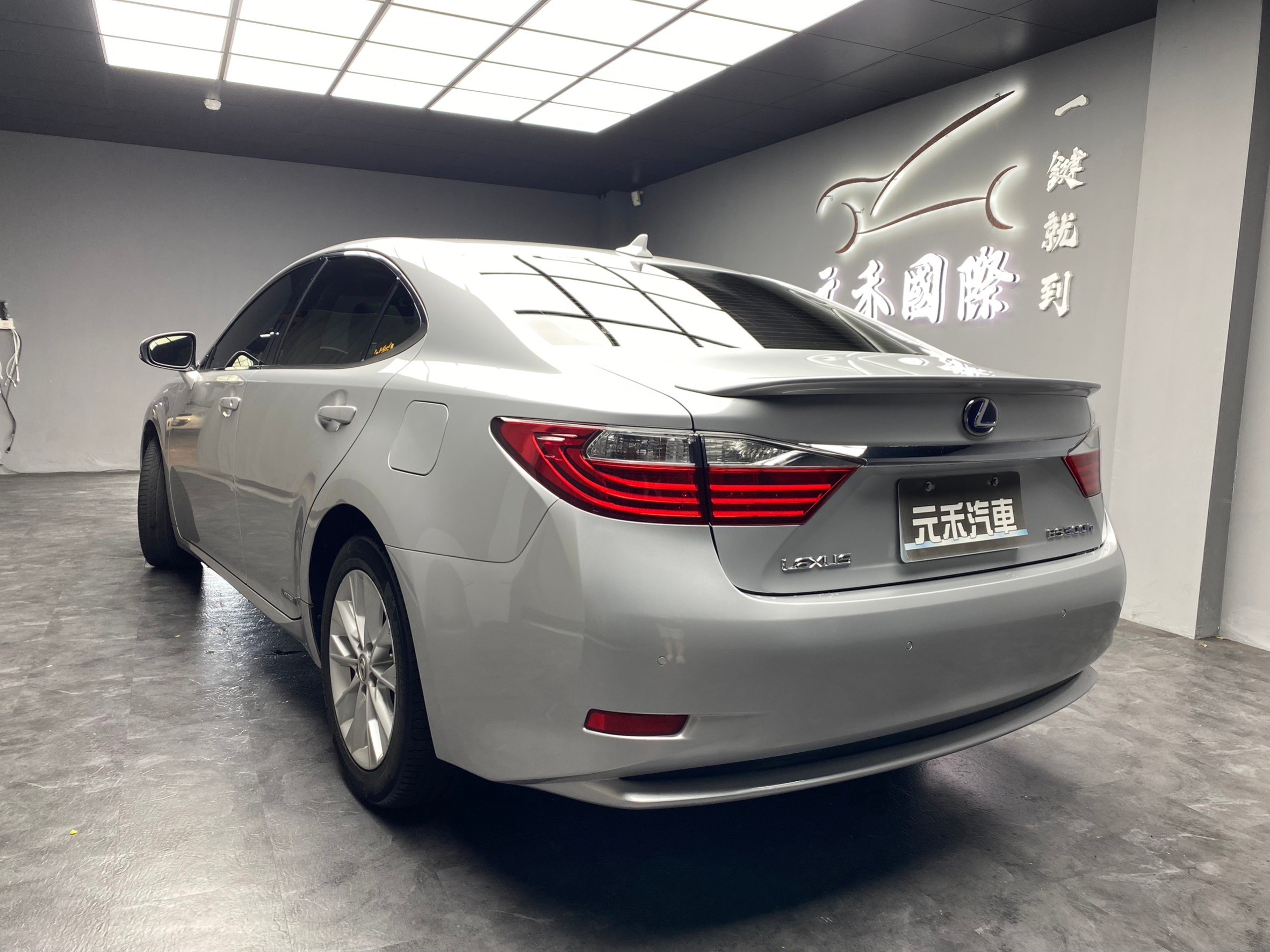 2014 LEXUS ES300h 豪華版 天窗 電動椅 便宜 油電車 ❗️(116)【 阿龍中古車 0968-691-205】元禾國際 新北最大車庫 實車實價 認證車  第2張相片