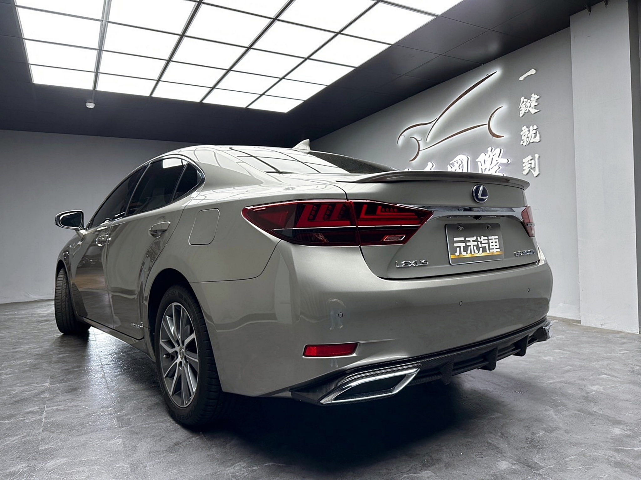 2017式 ES300h 豪華版 ACC跟車 電動椅 改裝新款頭燈 尾燈套件 ❗️(103)【 阿龍中古車 0968-691-205】元禾國際 新北最大車庫 實車實價 認證車  第2張相片