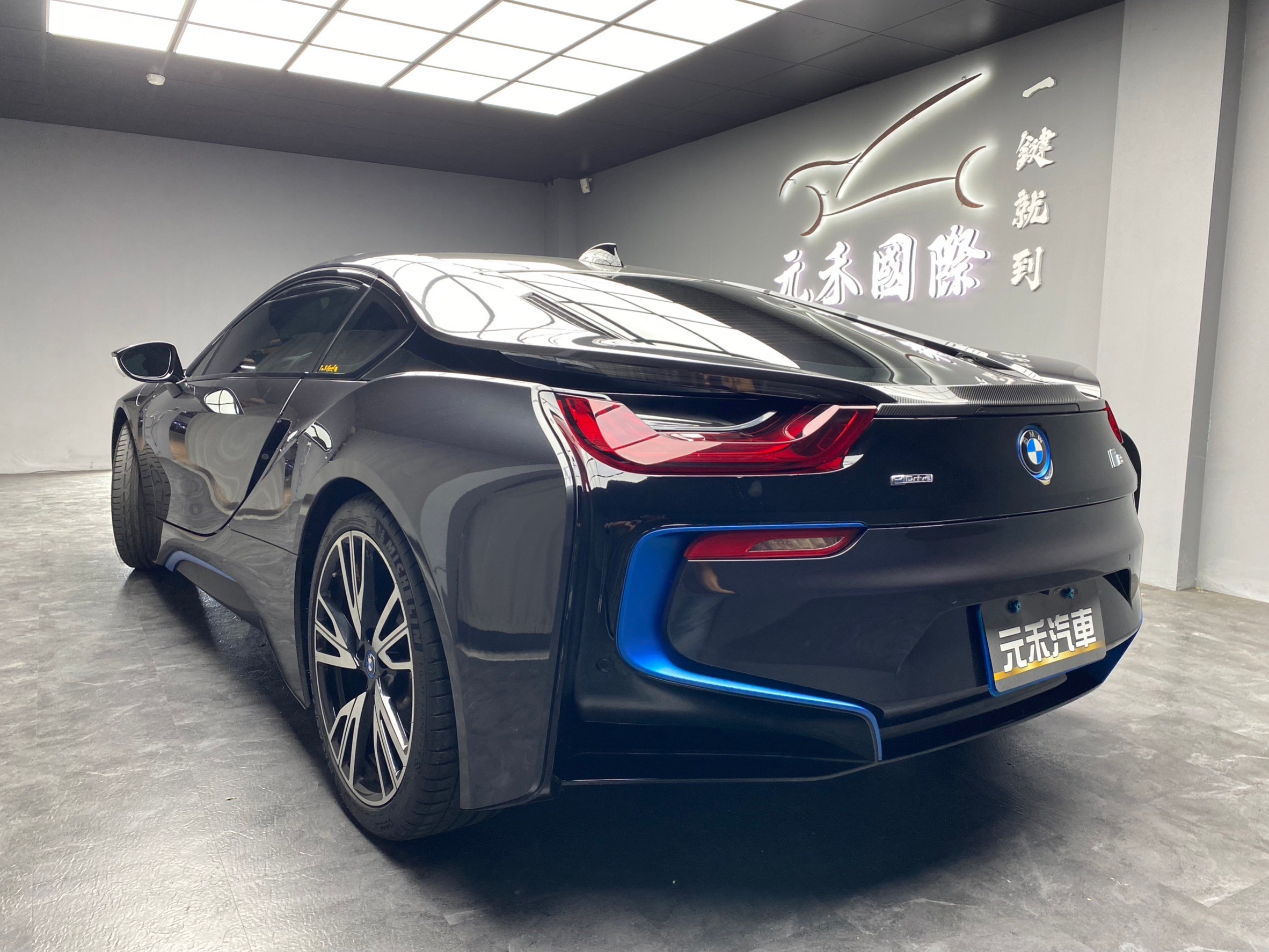 2016 BMW i8 Coupe 雙門 性能 跑車 霸氣 上掀式車門 白內室 HK 低里程 油電 ❗️(024)【 阿龍中古車 0968-691-205】元禾國際 新北最大車庫 實車實價 認證車  第2張相片