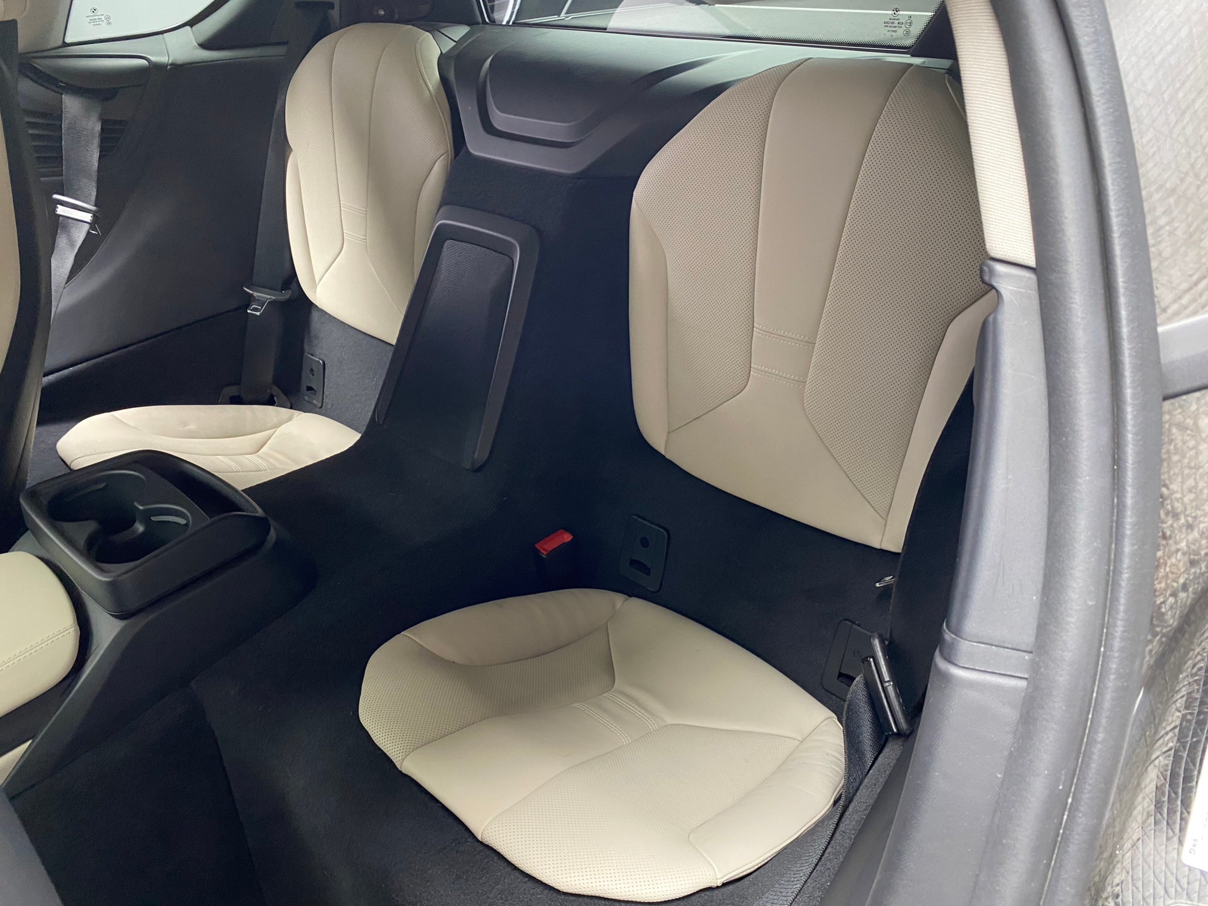 2016 BMW i8 Coupe 雙門 性能 跑車 霸氣 上掀式車門 白內室 HK 低里程 油電 ❗️(024)【 阿龍中古車 0968-691-205】元禾國際 新北最大車庫 實車實價 認證車  第3張相片