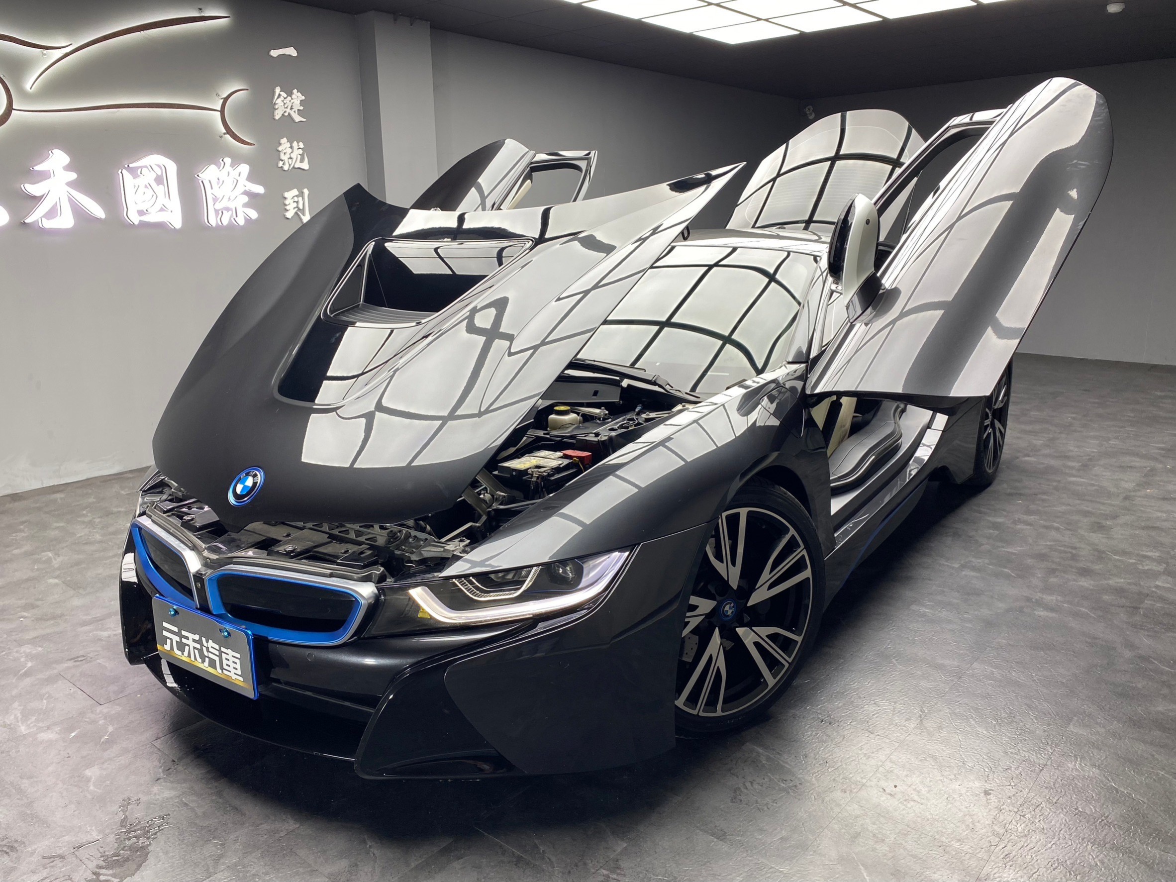 2016 BMW i8 Coupe 雙門 性能 跑車 霸氣 上掀式車門 白內室 HK 低里程 油電 ❗️(024)【 阿龍中古車 0968-691-205】元禾國際 新北最大車庫 實車實價 認證車  第4張相片