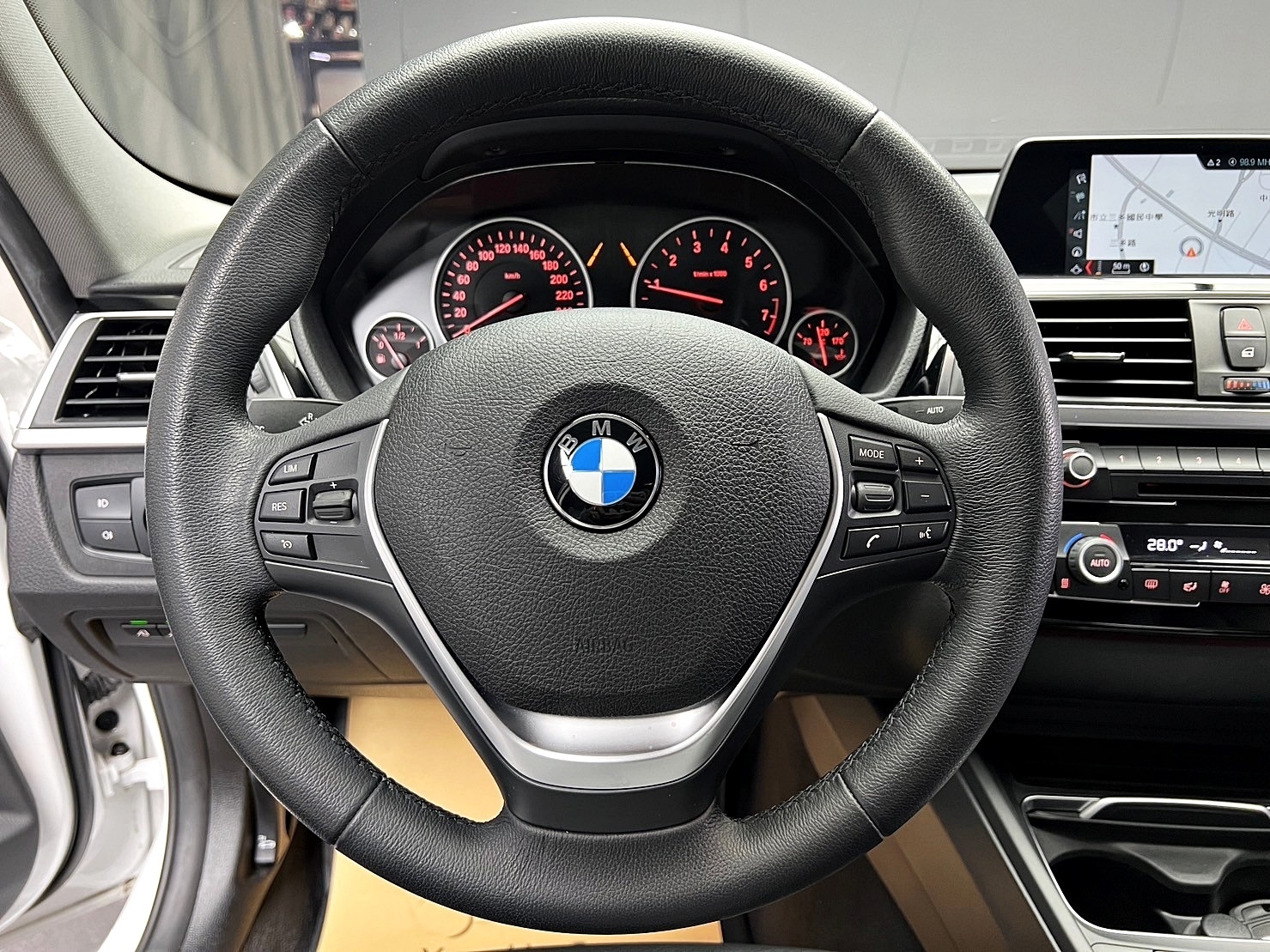 2018式 F30 BMW 318i 5AS 駕駛輔助 高CP值漂亮車 ❗️(024)【 元禾國際 阿龍店長 0968-691-205】元禾國際 新北最大車庫 實車實價 認證車  第6張相片