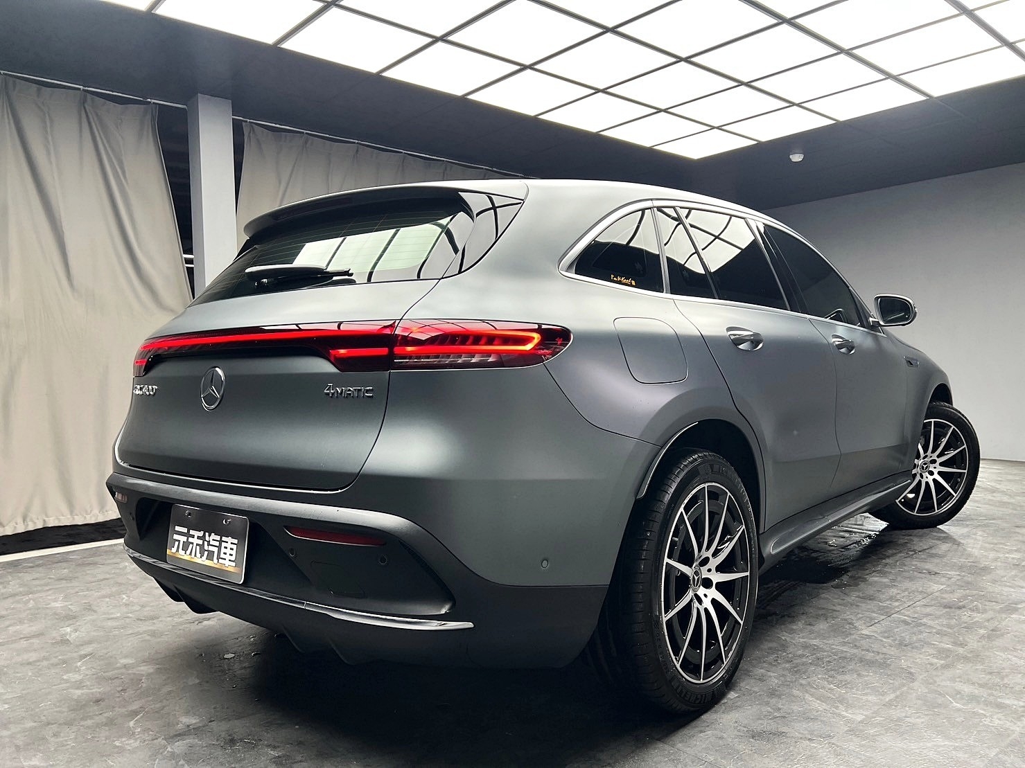 2021式 EQC 400 4MATIC 運動版 賓士 純電 四驅休旅 跟車 環景 柏林之音 電池保固 ❗️(121)【 元禾國際 阿龍店長 0968-691-205】元禾國際 新北最大車庫 實車實價 認證車  第2張相片