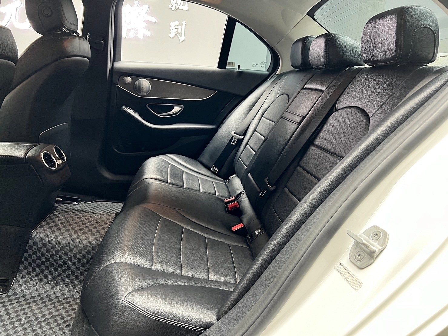 2015 C300 W205 柏林之音 電熱椅 賓士 漂亮車 ❗️(042)【 元禾國際 阿龍店長 0968-691-205】元禾國際 新北最大車庫 實車實價 認證車  第4張相片