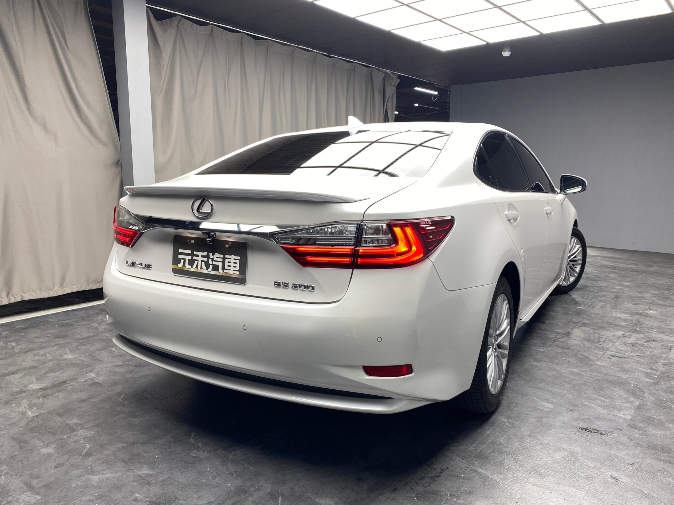 2016 Lexus ES200 頂級Navi版 天窗 跟車 冷熱椅 ❗️(163)【 元禾國際 阿龍店長 0968-691-205】元禾國際 新北最大車庫 實車實價 認證車  第2張相片