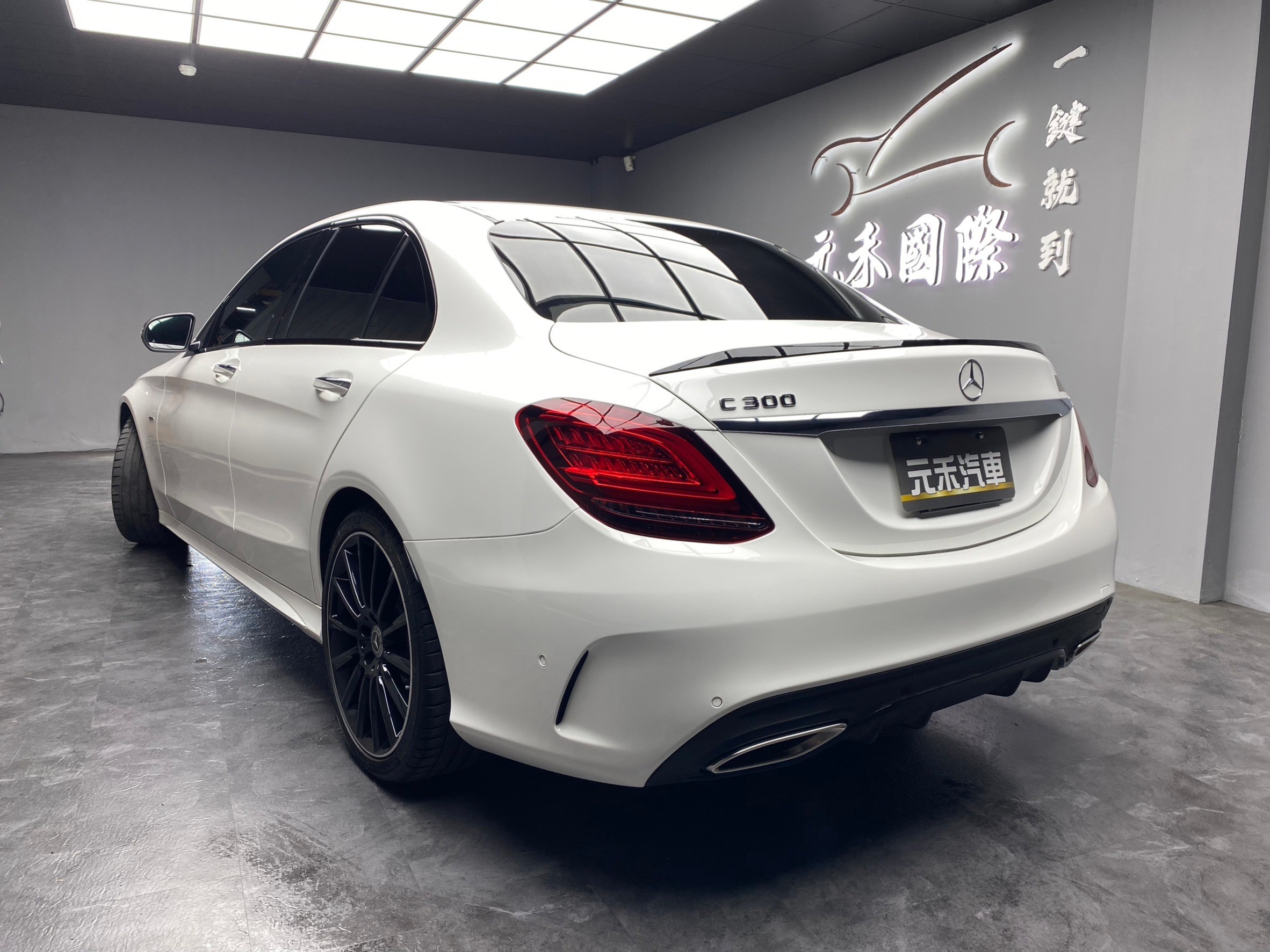 2021 C300 星夜版 輕油電 23P 柏林之音 黑岑木 AMG外觀套件 W205 小改款 ❗️(145)【 元禾國際 阿龍店長 0968-691-205】元禾國際 新北最大車庫 實車實價 認證車  第3張相片