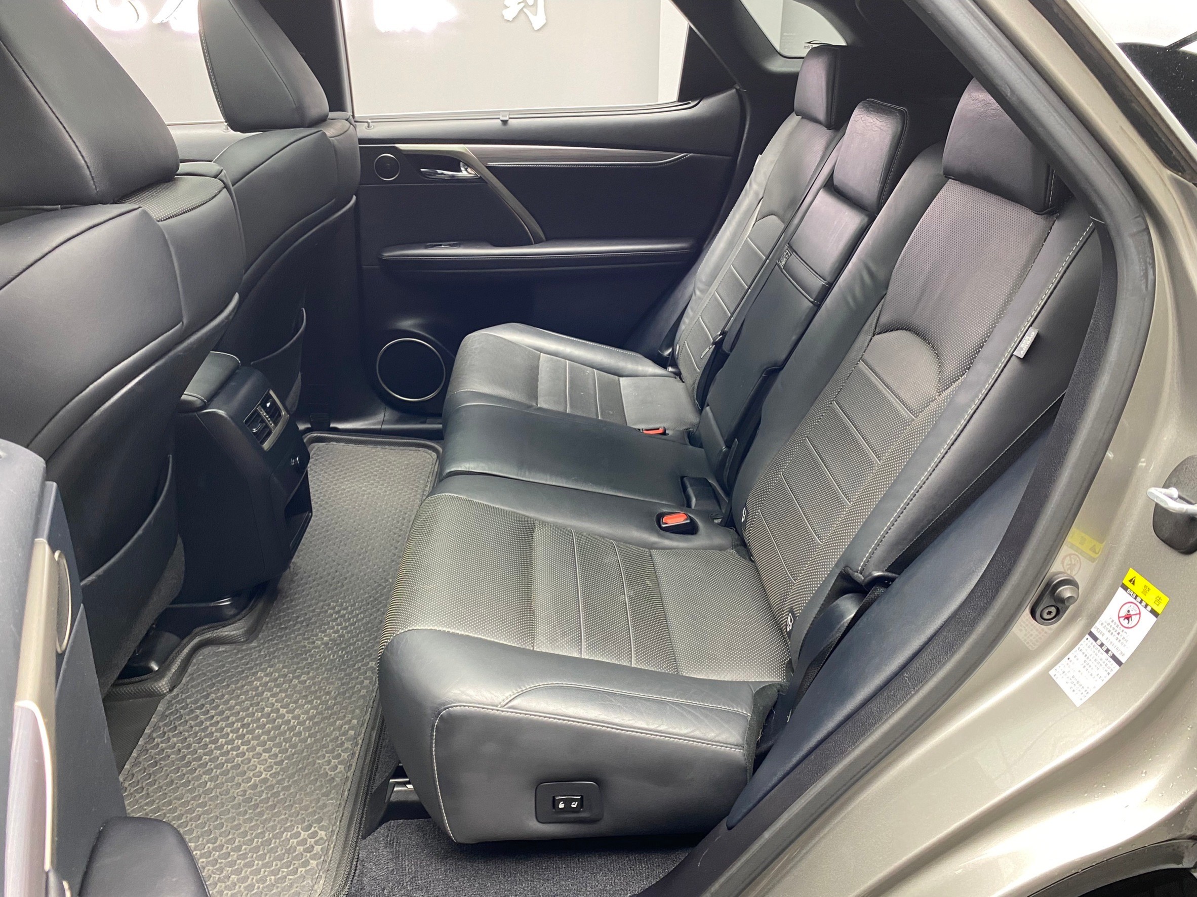 2018式 RX200t F版 全景天窗 環景 跟車 通風椅 ❗️(060)【 元禾國際 阿龍店長 0968-691-205】元禾國際 新北最大車庫 實車實價 認證車  第4張相片