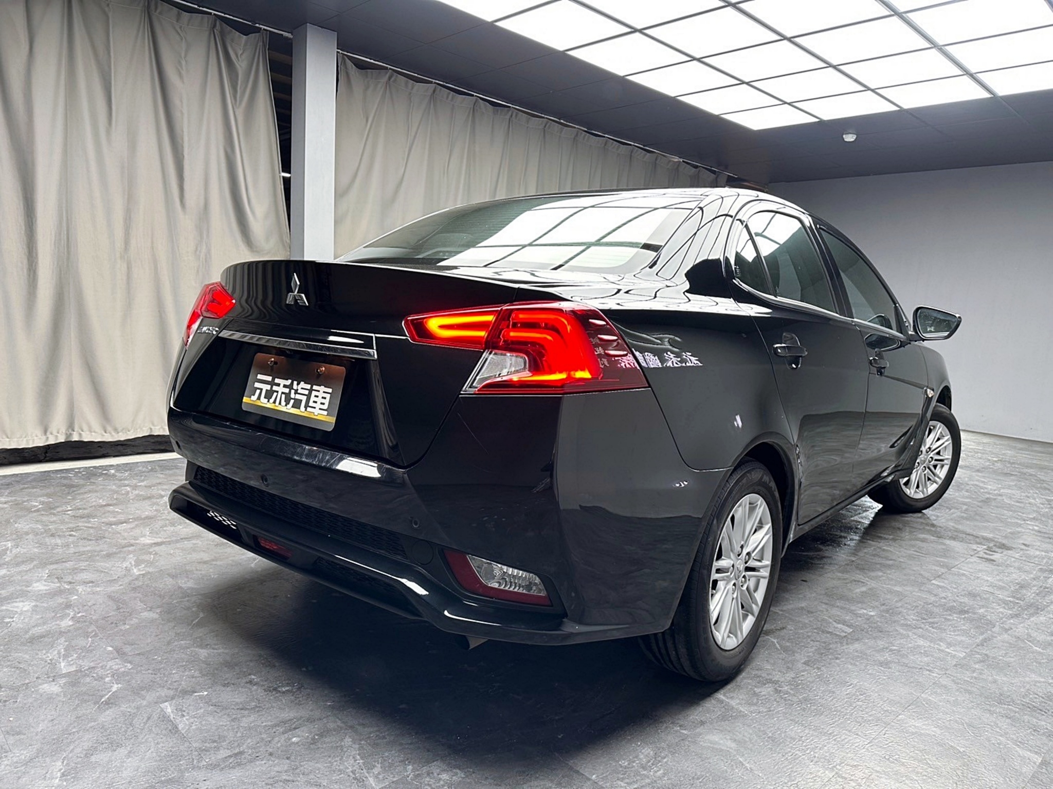 2019 Grand Lancer 驚嘆型 便宜 代步車 ❗️(023)【 元禾國際 阿龍店長 0968-691-205】元禾國際 新北最大車庫 實車實價 認證車  第3張相片