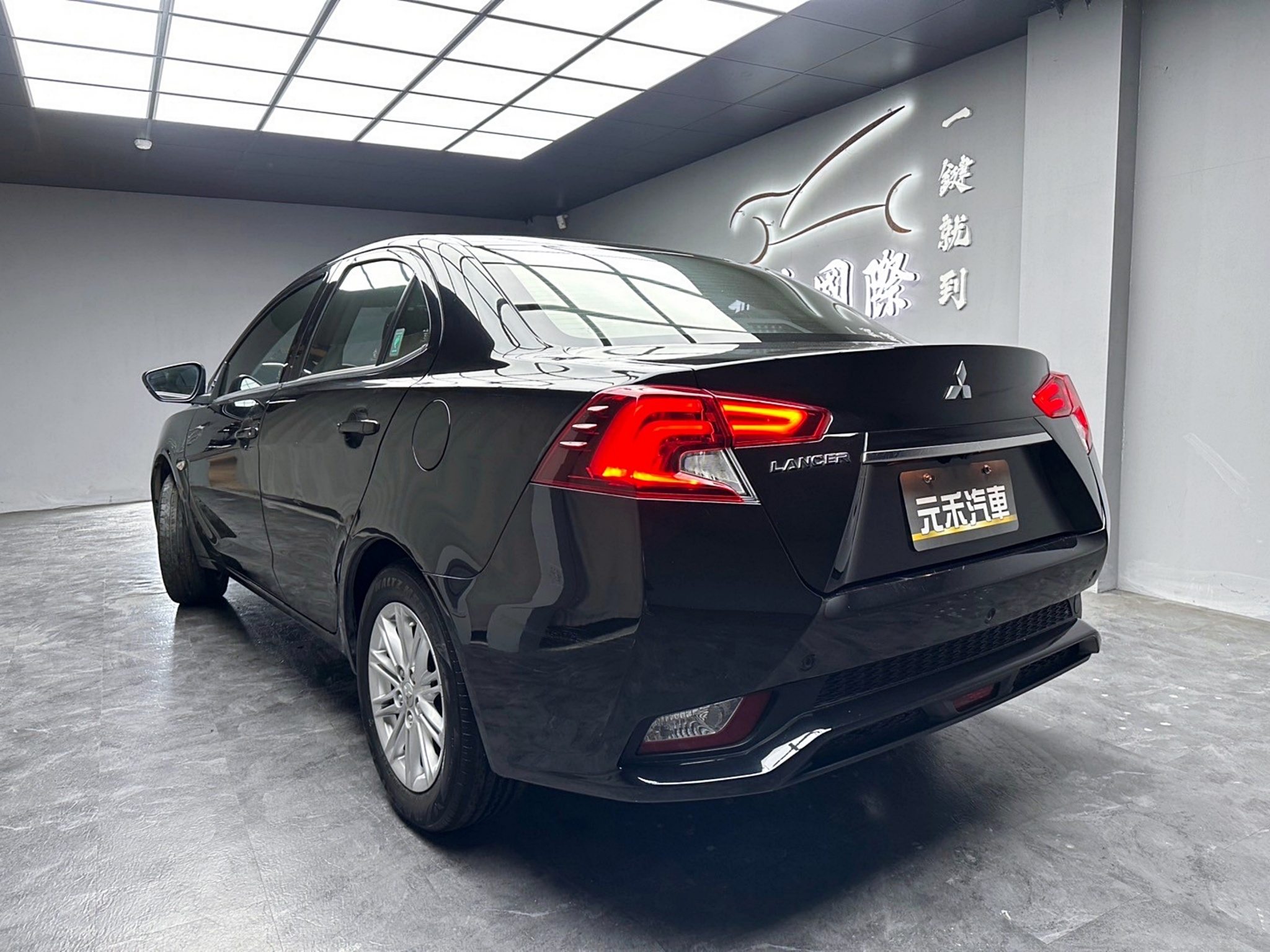 2019 Grand Lancer 驚嘆型 便宜 代步車 ❗️(023)【 元禾國際 阿龍店長 0968-691-205】元禾國際 新北最大車庫 實車實價 認證車  第4張相片