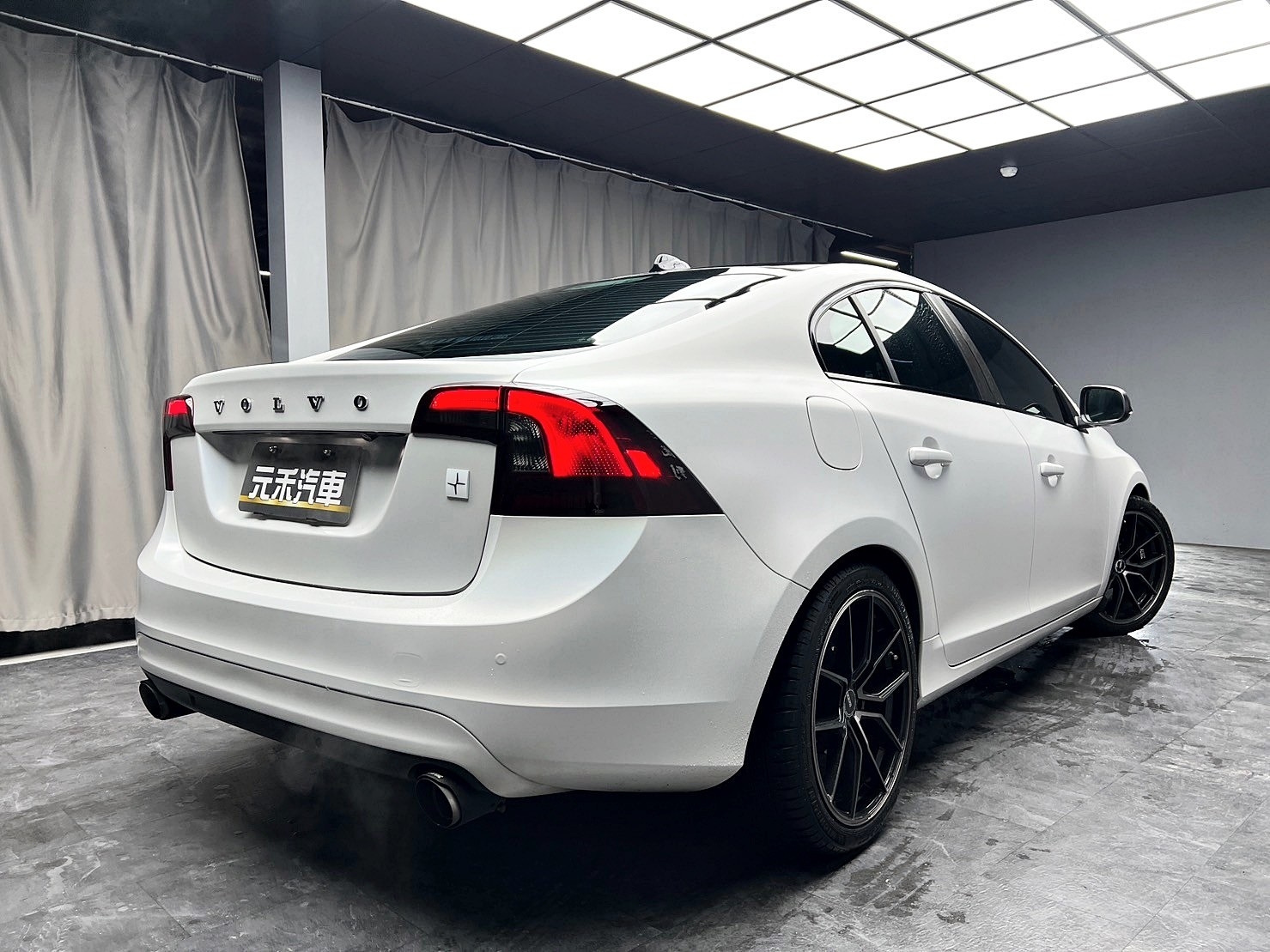 2015 S60 T4 旗艦版 消光白 貼膜 升級鋁圈 加大碟盤 亮黑卡鉗 車頂貼黑 ❗️(255)【 元禾國際 阿龍店長 0968-691-205】元禾國際 新北最大車庫 實車實價 認證車  第2張相片