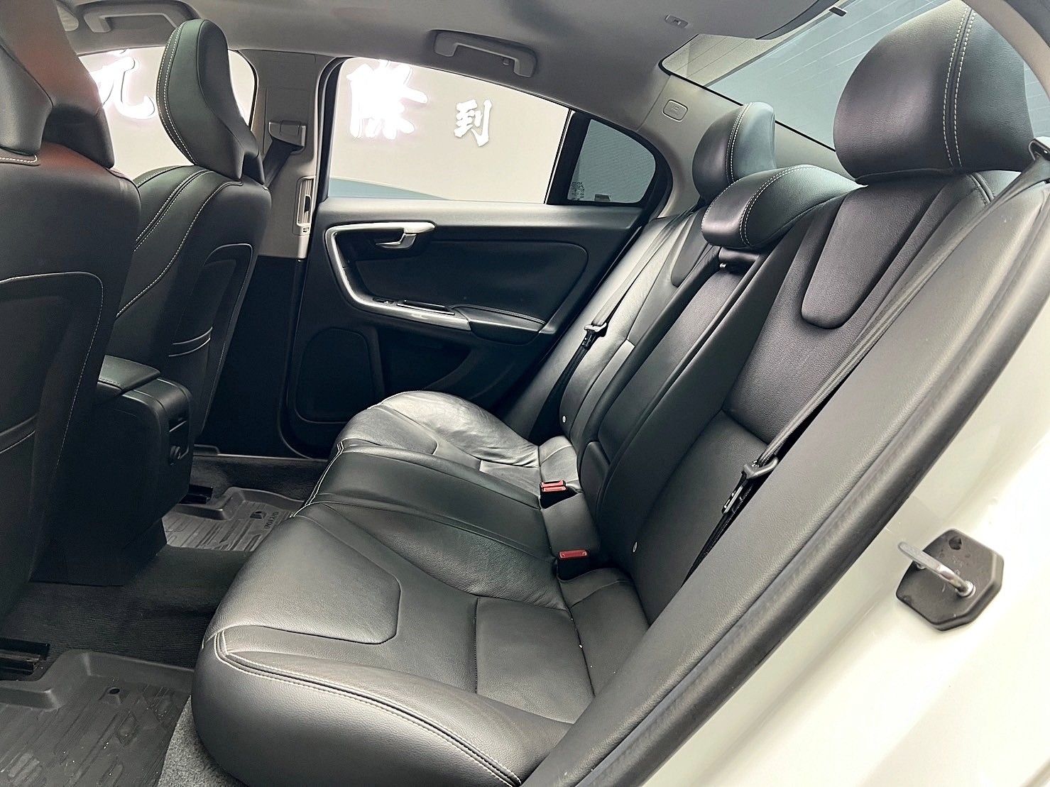 2015 S60 T4 旗艦版 消光白 貼膜 升級鋁圈 加大碟盤 亮黑卡鉗 車頂貼黑 ❗️(255)【 元禾國際 阿龍店長 0968-691-205】元禾國際 新北最大車庫 實車實價 認證車  第5張相片