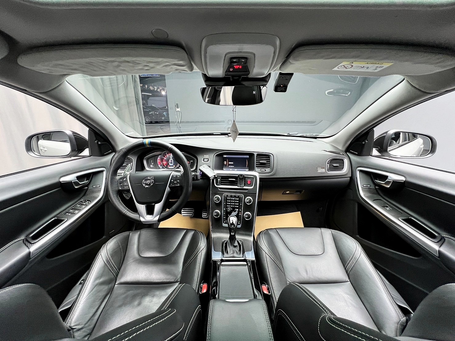2015 S60 T4 旗艦版 消光白 貼膜 升級鋁圈 加大碟盤 亮黑卡鉗 車頂貼黑 ❗️(255)【 元禾國際 阿龍店長 0968-691-205】元禾國際 新北最大車庫 實車實價 認證車  第6張相片