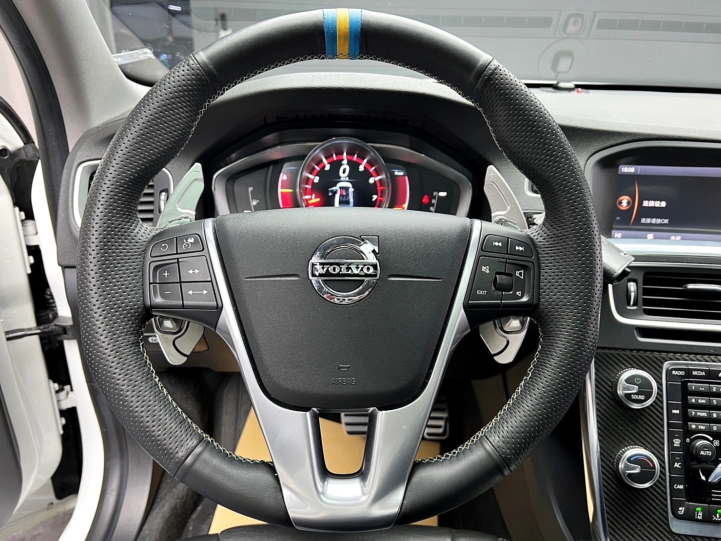2015 S60 T4 旗艦版 消光白 貼膜 升級鋁圈 加大碟盤 亮黑卡鉗 車頂貼黑 ❗️(255)【 元禾國際 阿龍店長 0968-691-205】元禾國際 新北最大車庫 實車實價 認證車  第7張相片