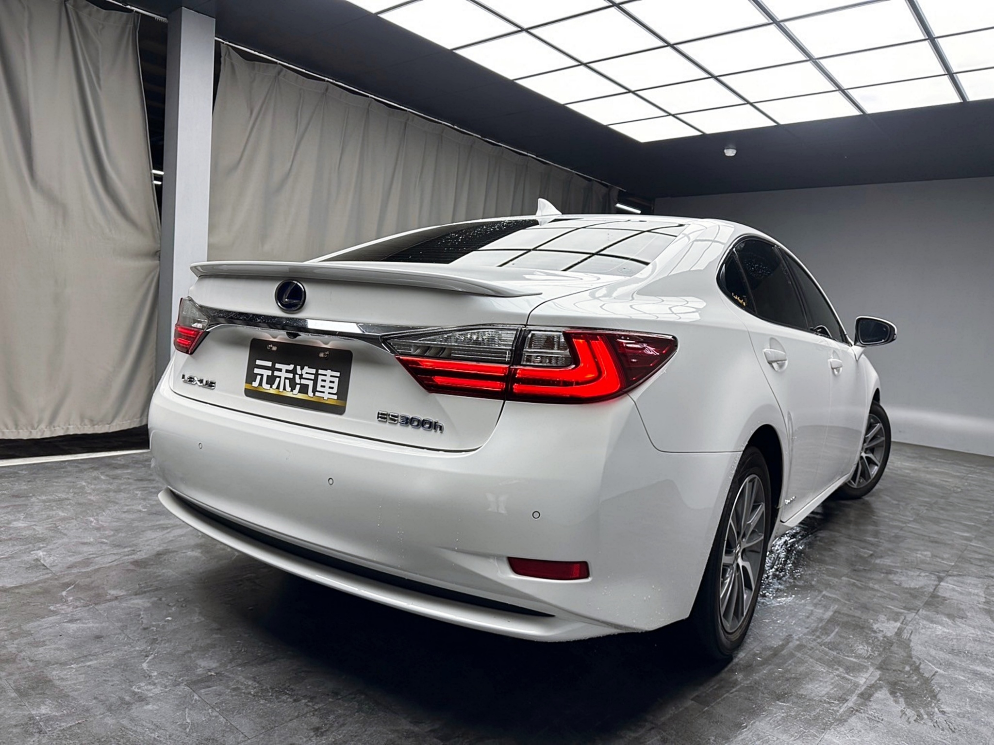 2016式 Lexus ES300h 旗艦版 跟車 冷熱椅 油電 房車 ❗️(138)【 元禾國際 阿龍店長 0968-691-205】元禾國際 新北最大車庫 實車實價 認證車  第8張相片