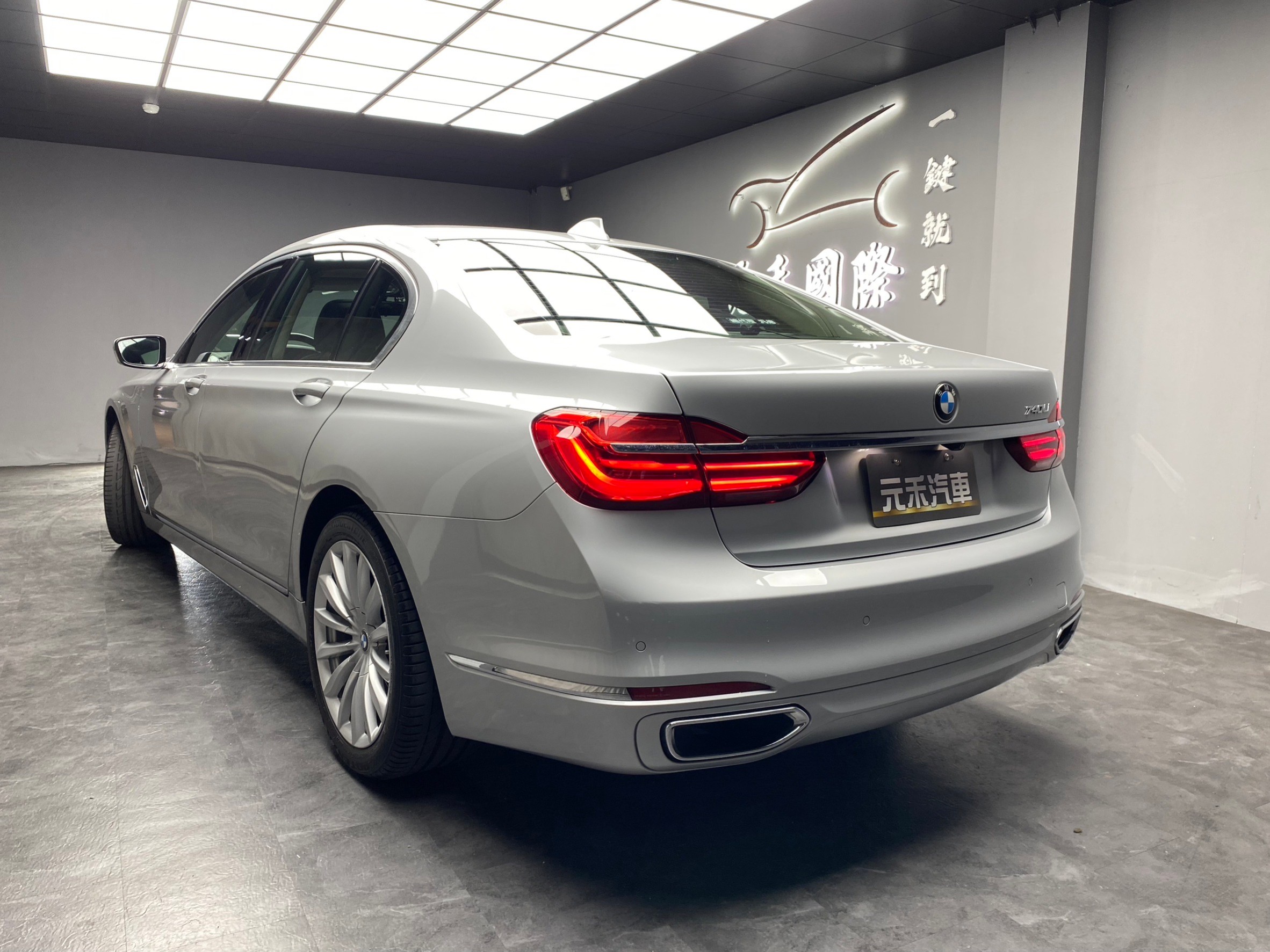 2018式 BMW 740Li Luxury 5AT 腳踢尾門 智能鑰匙 HK音響 環景 ❗️(177)【 元禾國際 阿龍店長 0968-691-205】元禾國際 新北最大車庫 實車實價 認證車  第3張相片