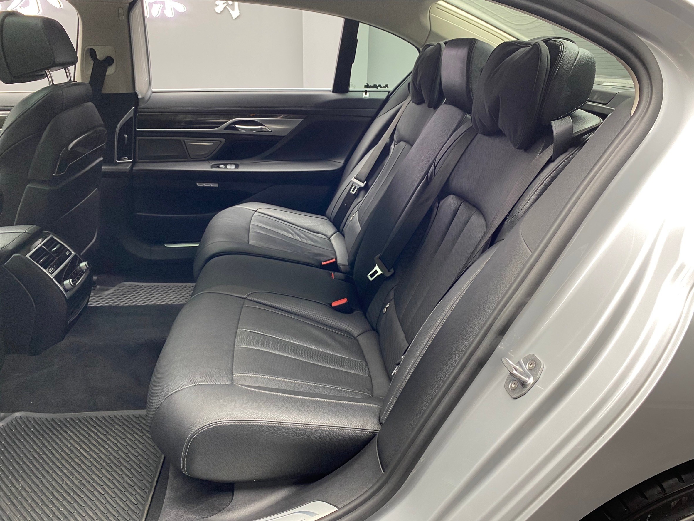 2018式 BMW 740Li Luxury 5AT 腳踢尾門 智能鑰匙 HK音響 環景 ❗️(177)【 元禾國際 阿龍店長 0968-691-205】元禾國際 新北最大車庫 實車實價 認證車  第5張相片